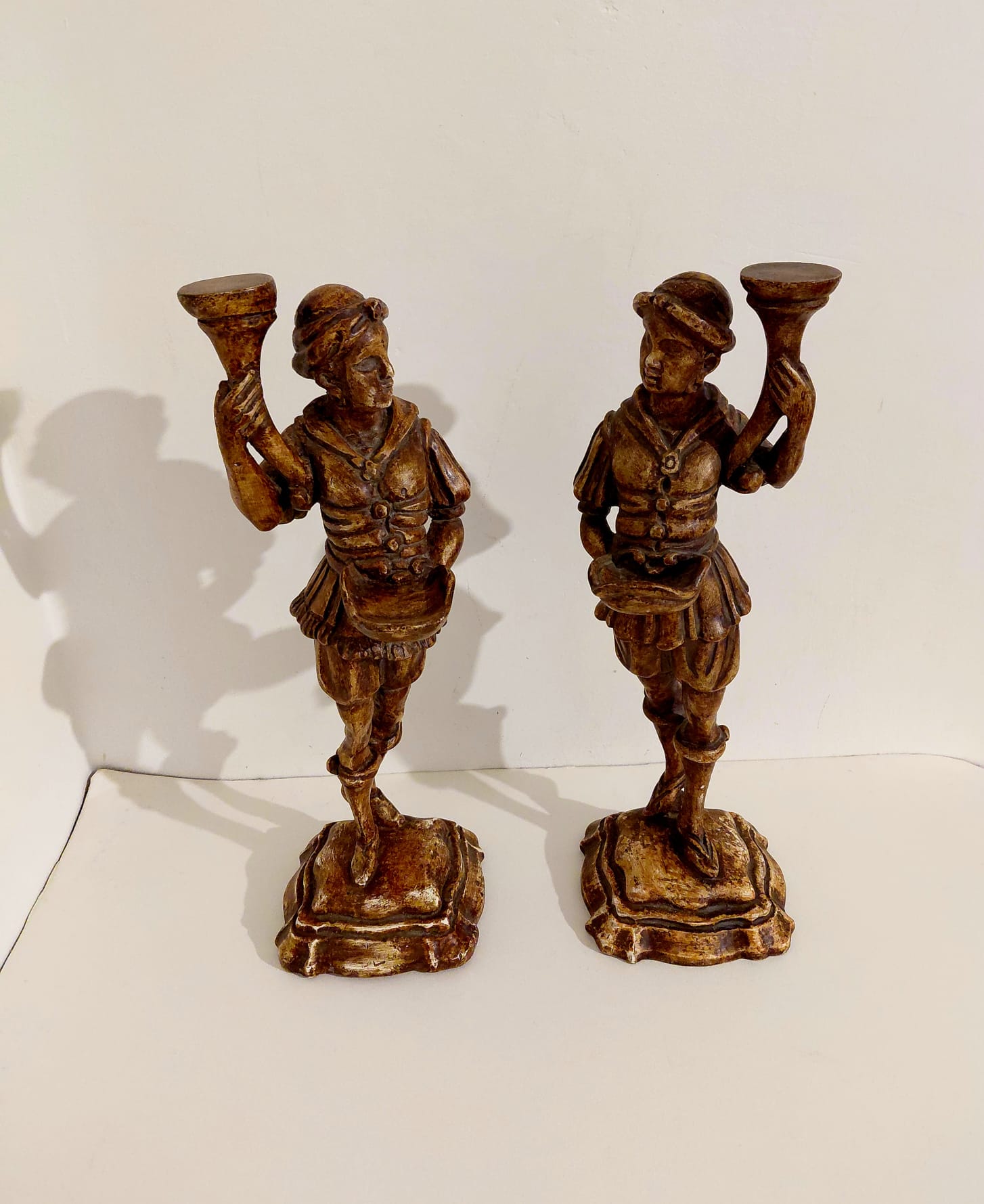 Coppia di Candelieri Decorativi Figurativi Stile Rinascimentale