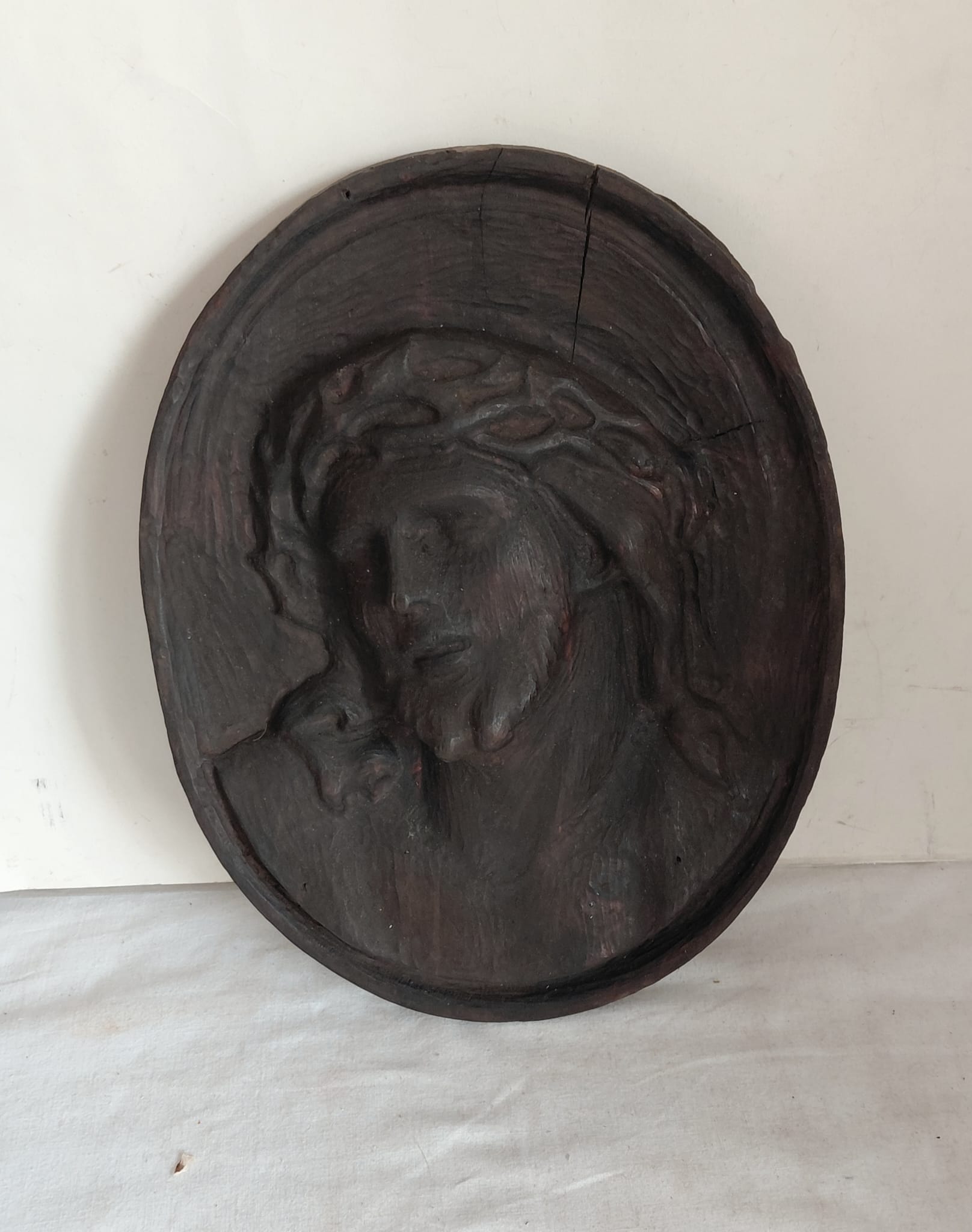 Bassorilievo Sacro Raffigurante Cristo con Corona di Spine in Legno Intagliato