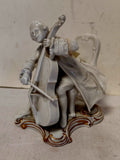 Statuina in Porcellana Raffigurante Suonatore di Violoncello