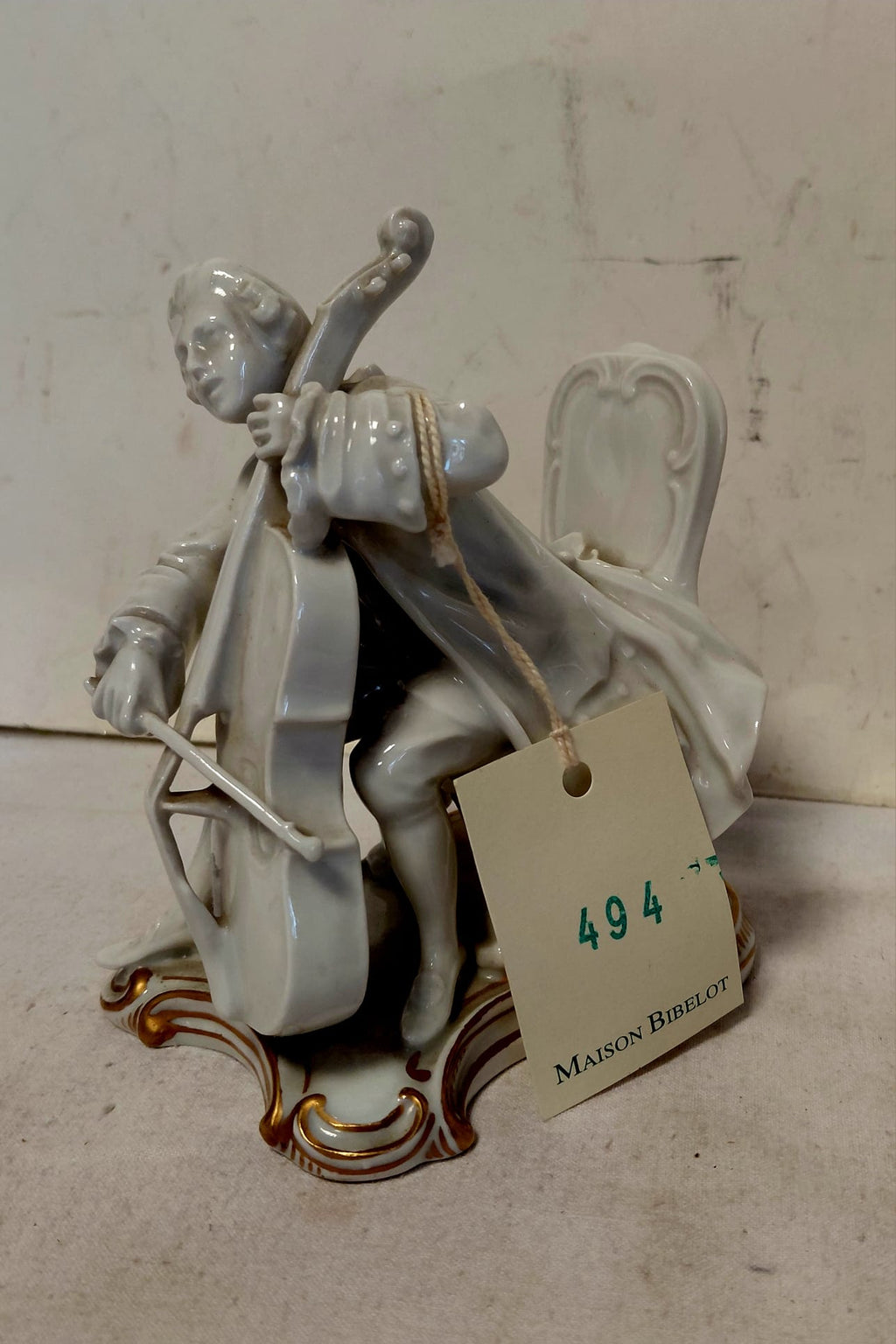Statuina in Porcellana Raffigurante Suonatore di Violoncello