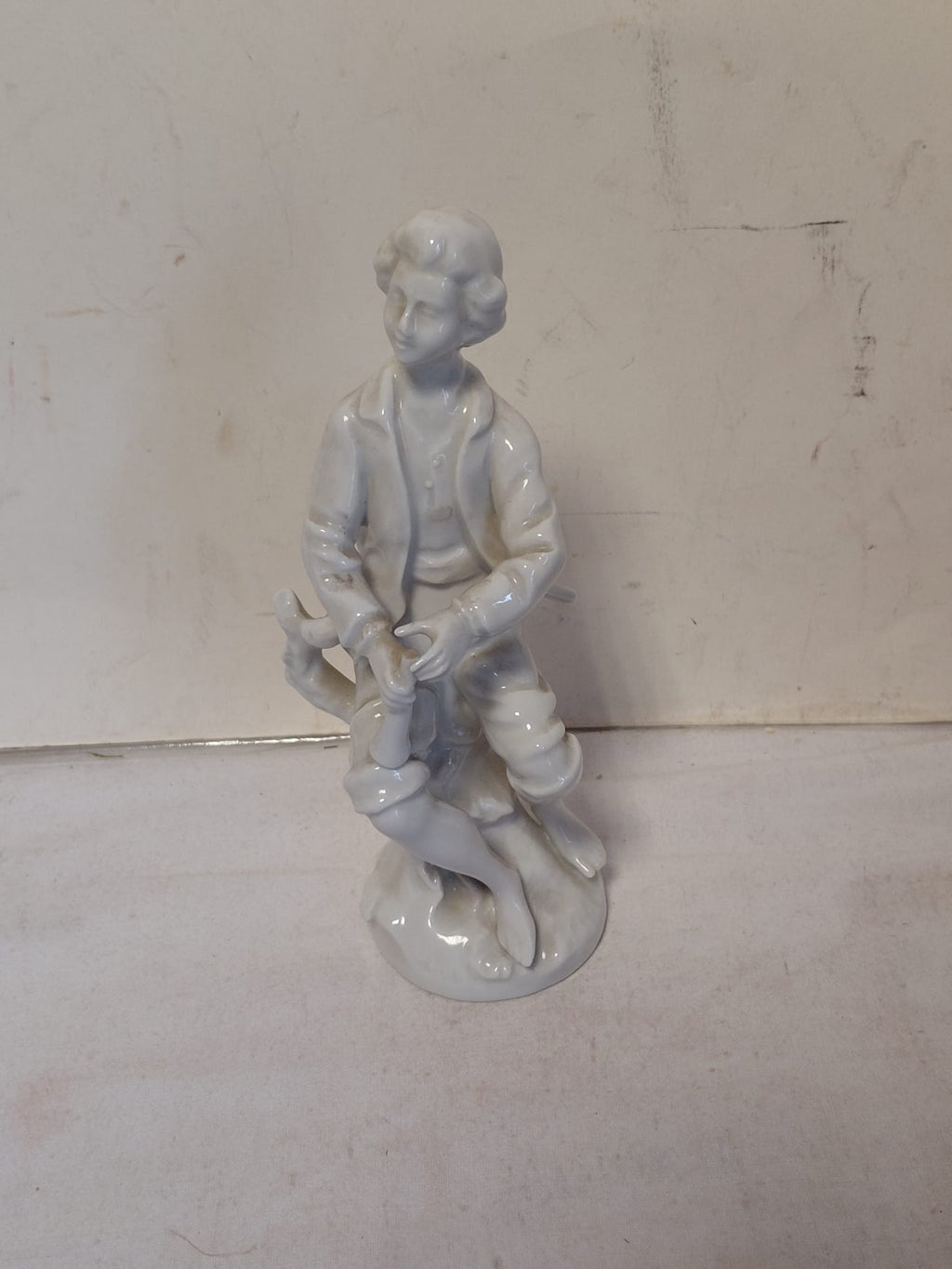 Statuina in Porcellana Raffigurante Giovane