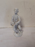 Statuina in Porcellana Raffigurante Giovane