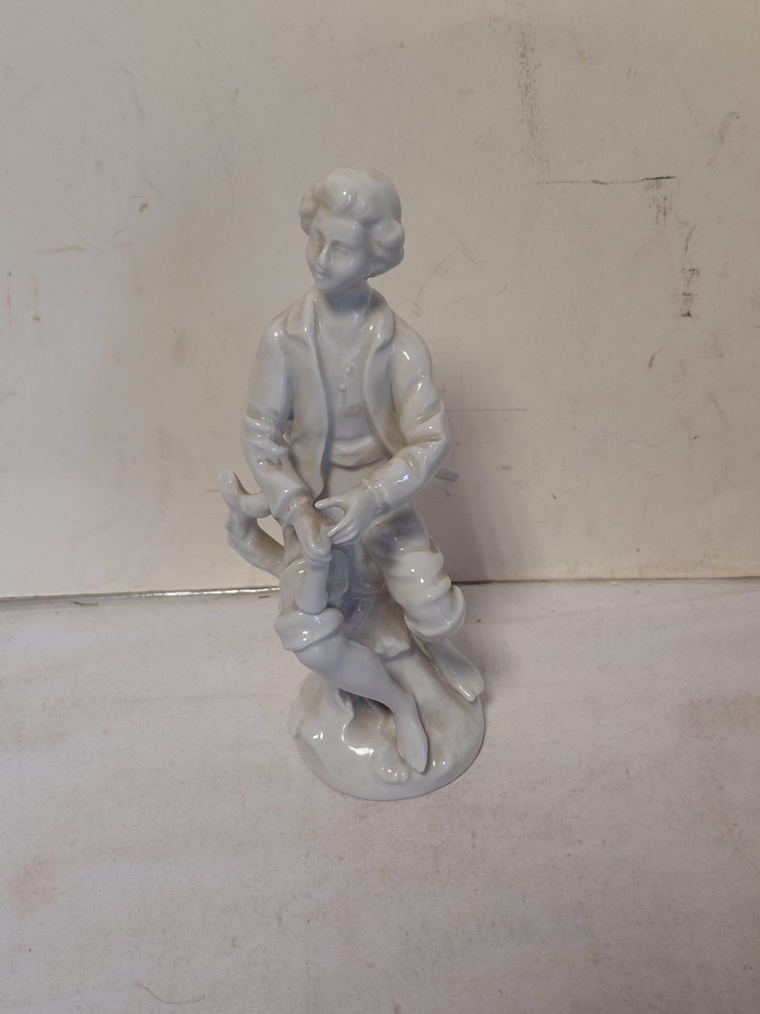 Statuina in Porcellana Raffigurante Giovane