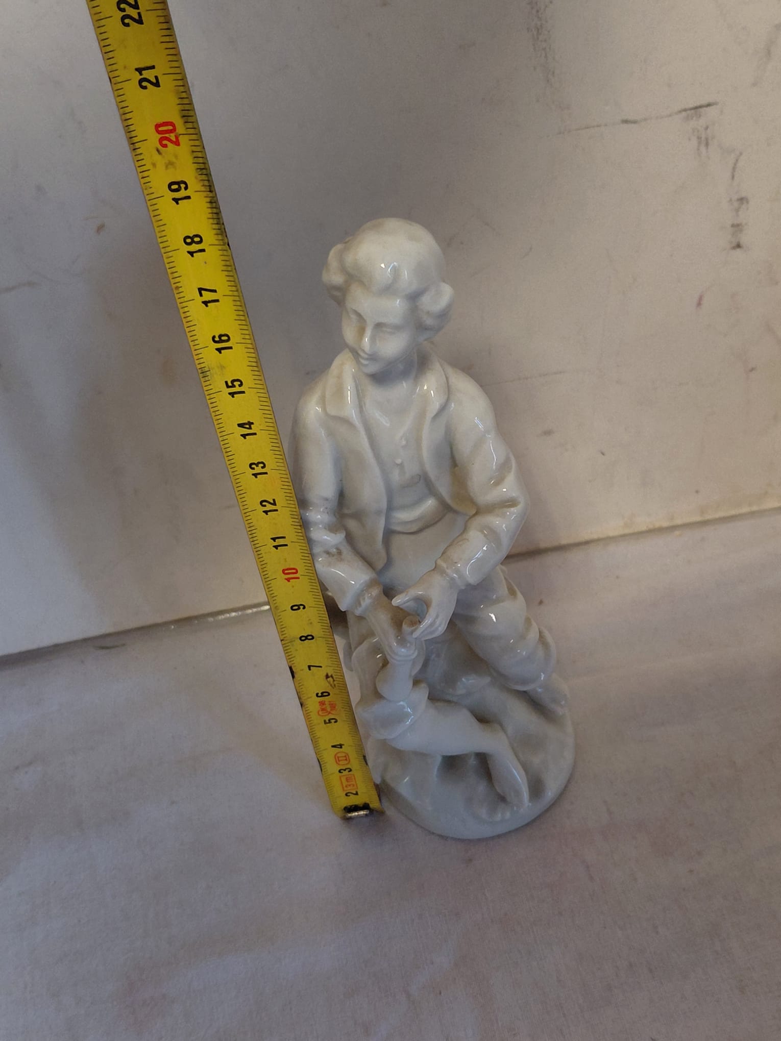 Statuina in Porcellana Raffigurante Giovane