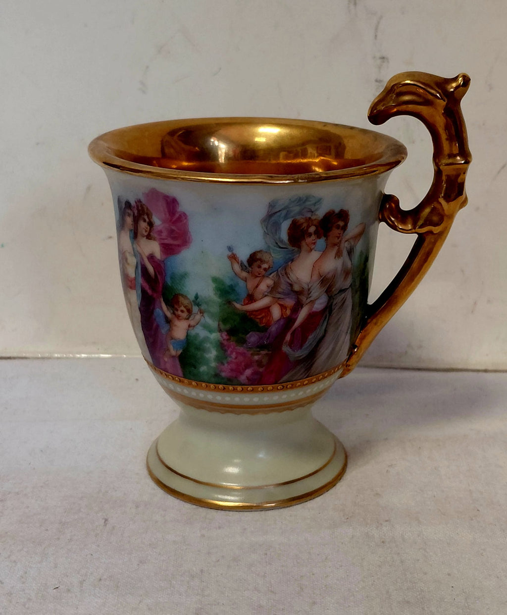 Tazza Decorativa in Porcellana con Scene Galanti e Finiture Dorate