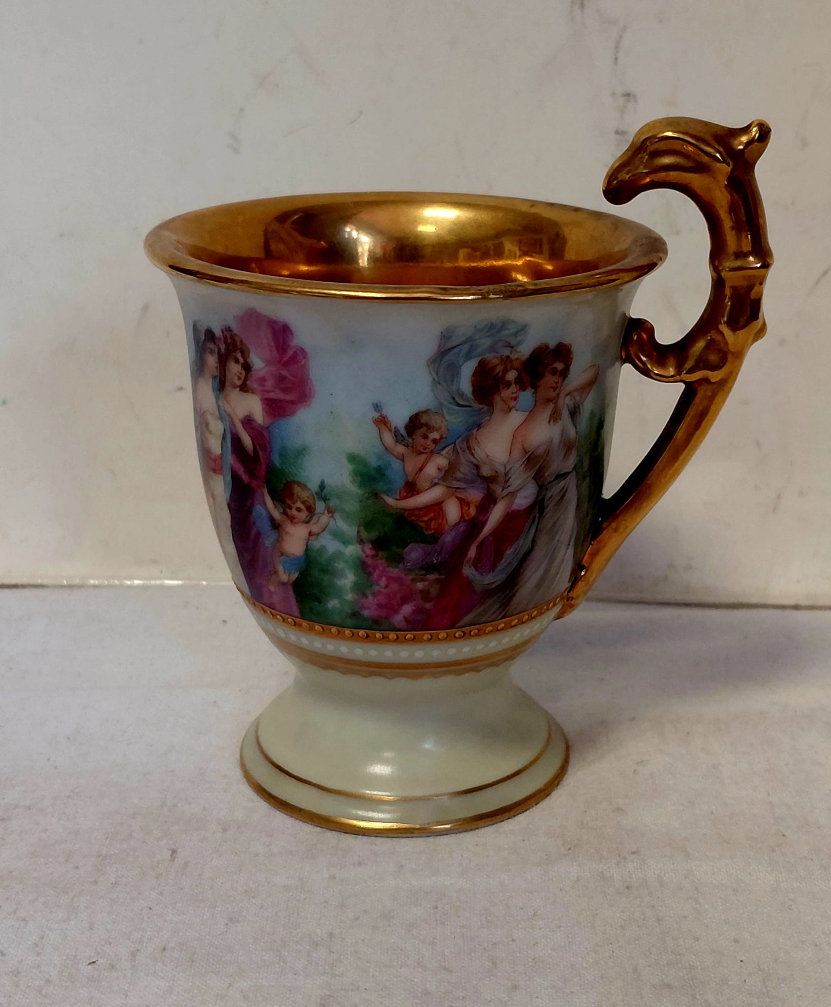 Tazza Decorativa in Porcellana con Scene Galanti e Finiture Dorate