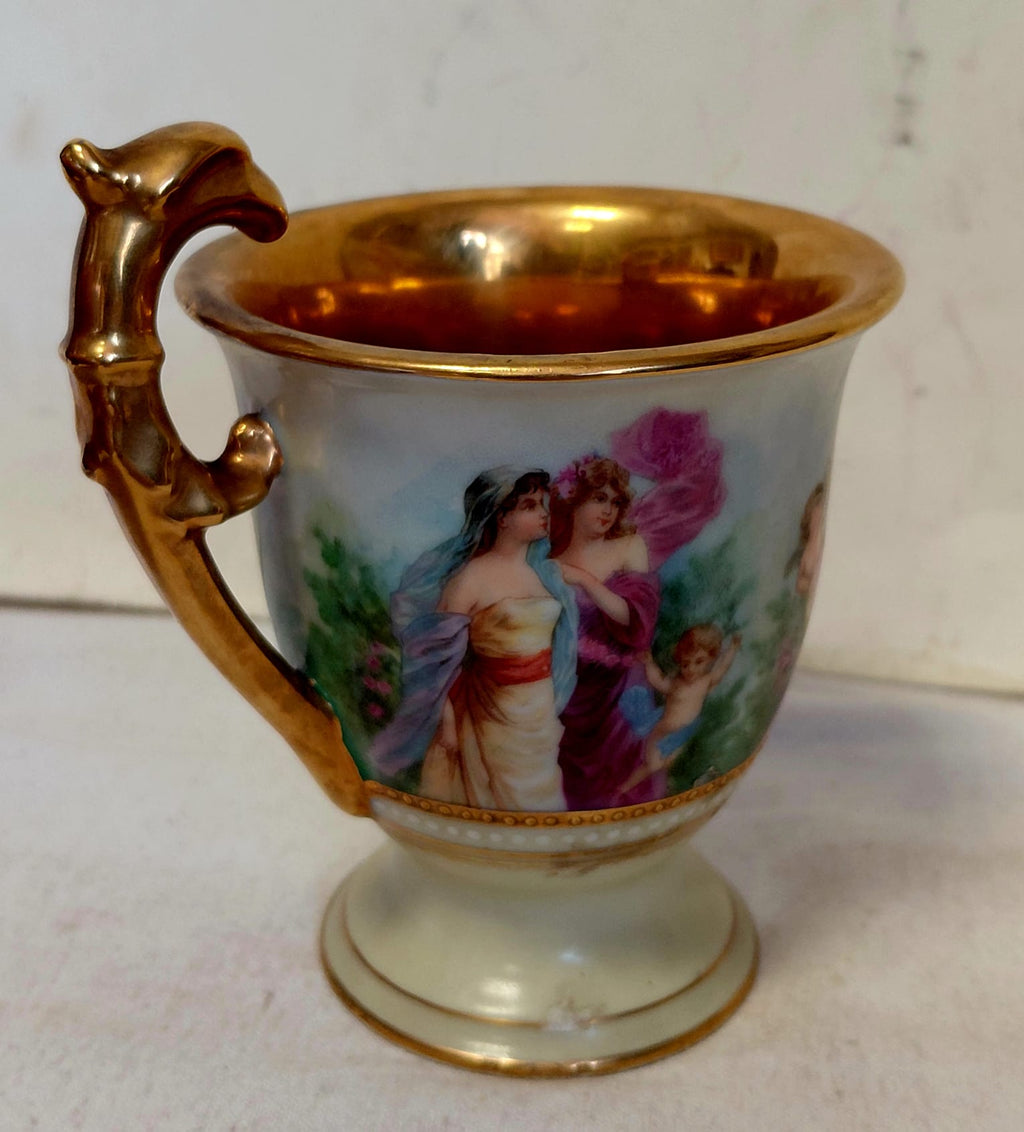 Tazza Decorativa in Porcellana con Scene Galanti e Finiture Dorate