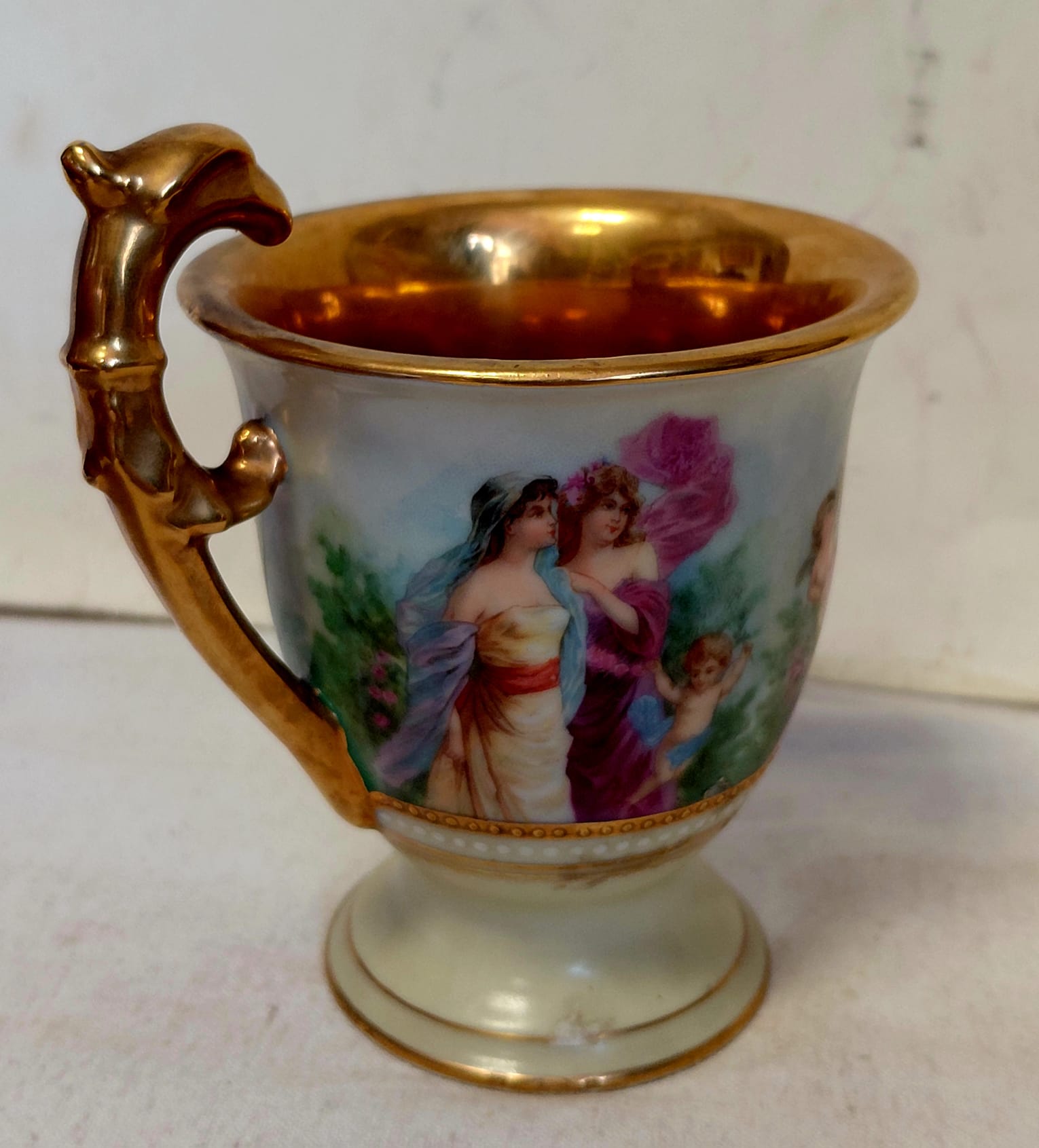 Tazza Decorativa in Porcellana con Scene Galanti e Finiture Dorate