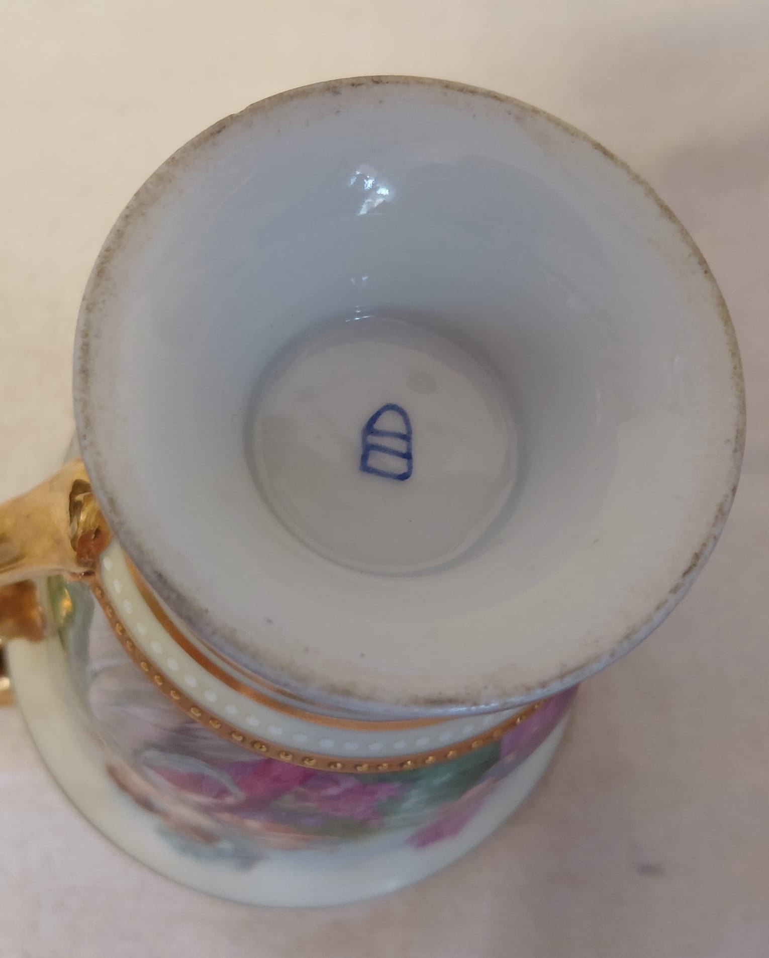 Tazza Decorativa in Porcellana con Scene Galanti e Finiture Dorate