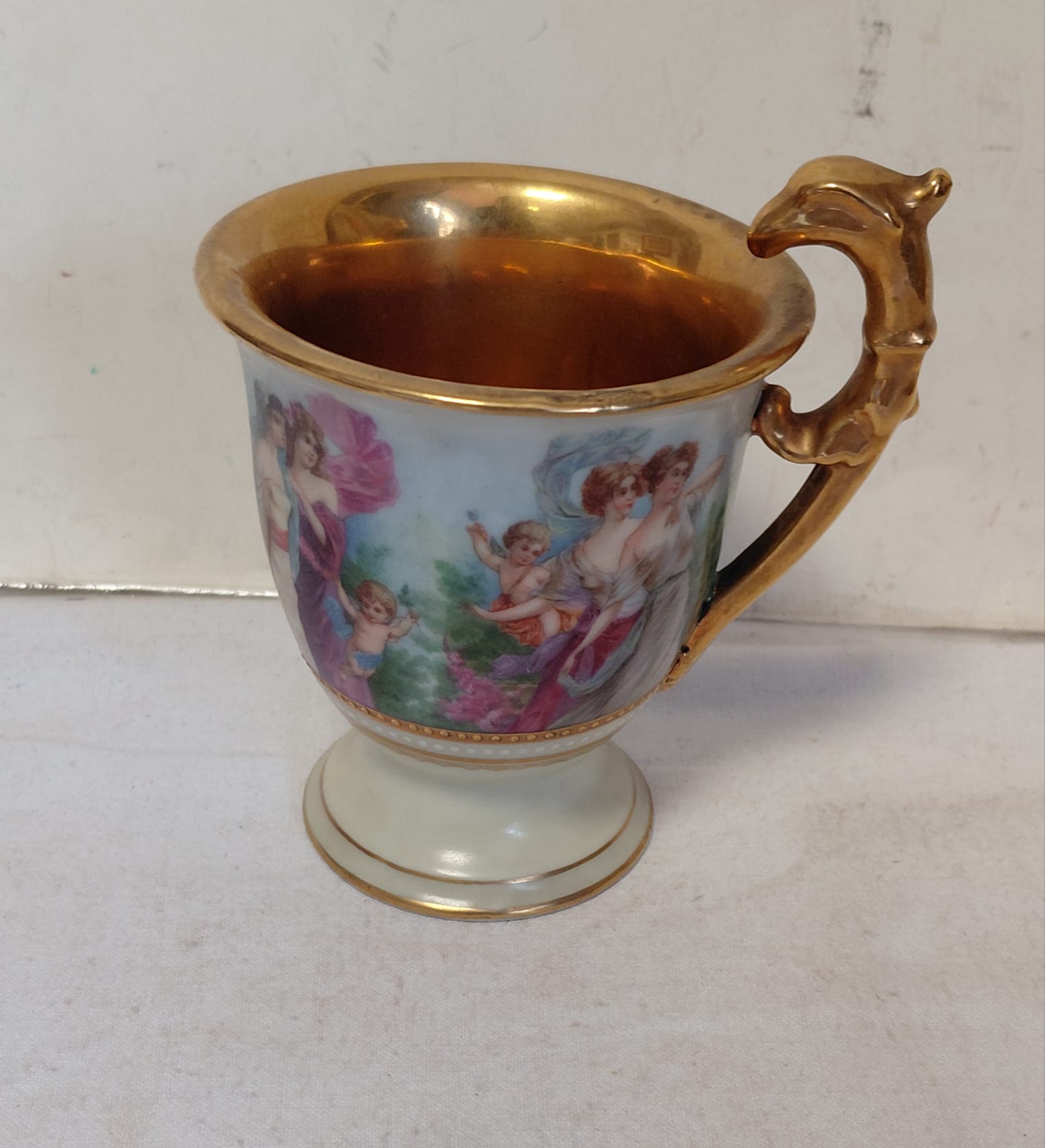 Tazza Decorativa in Porcellana con Scene Galanti e Finiture Dorate
