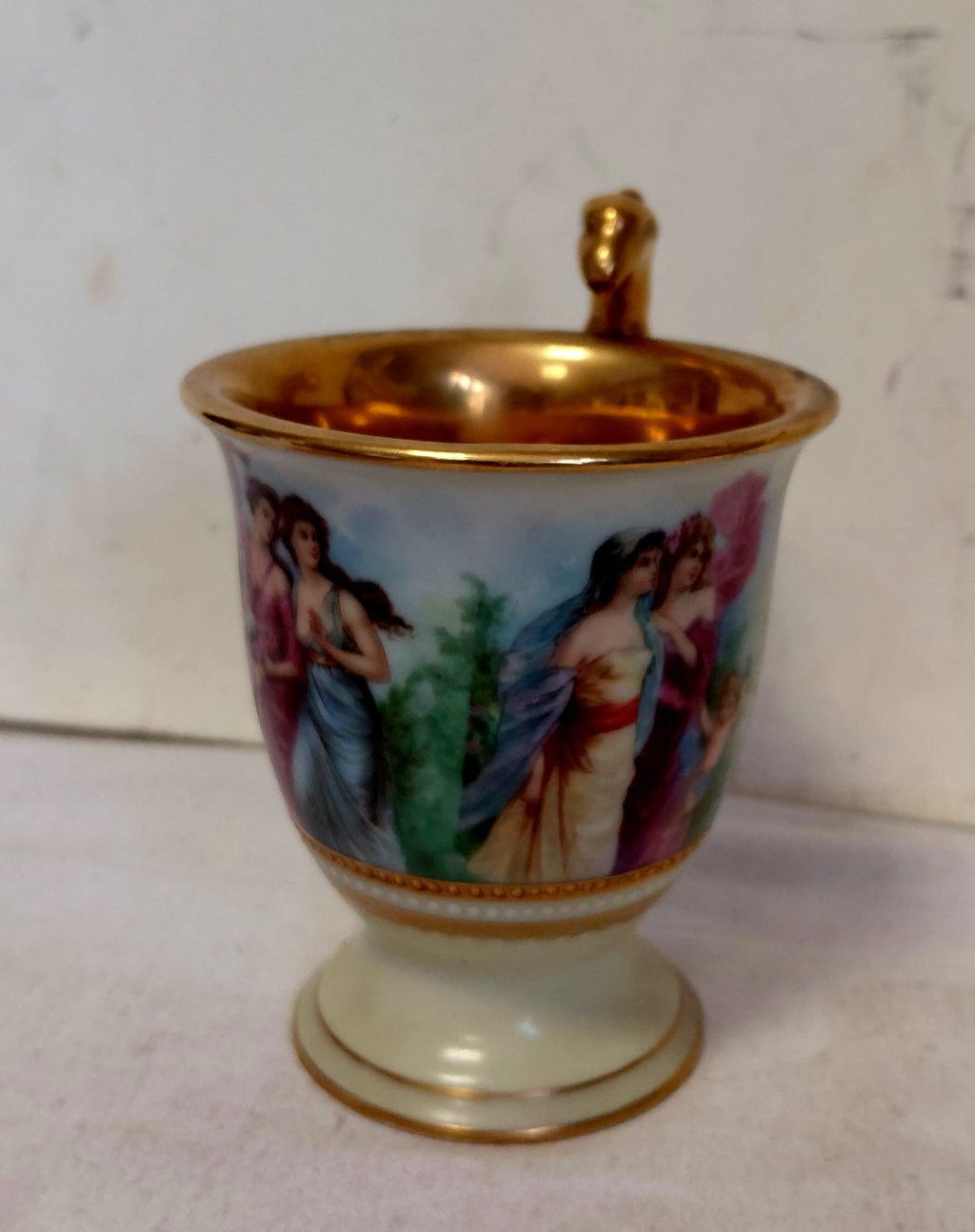 Tazza Decorativa in Porcellana con Scene Galanti e Finiture Dorate
