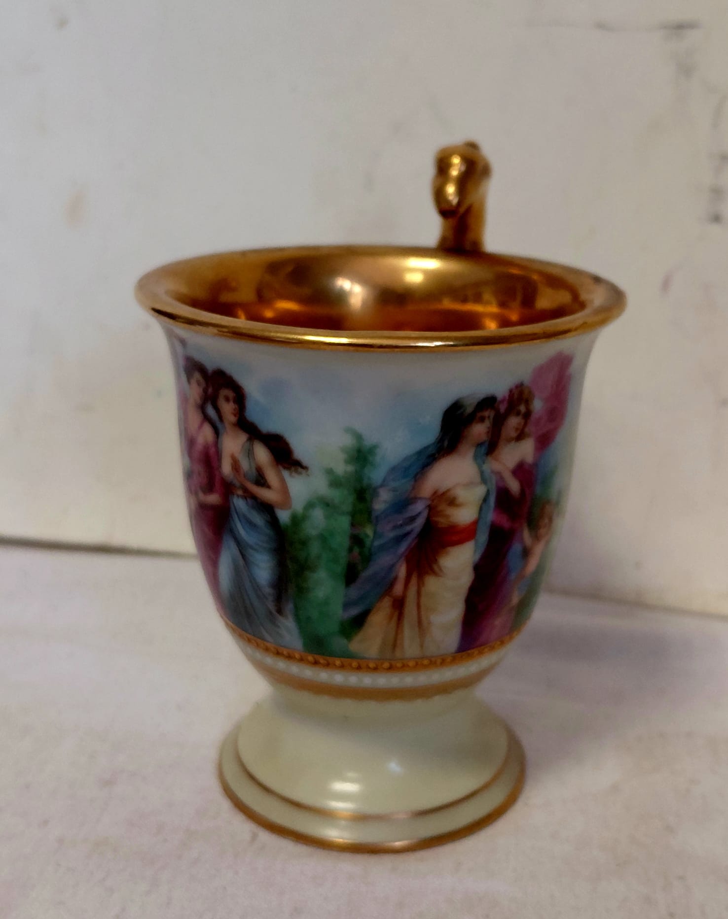 Tazza Decorativa in Porcellana con Scene Galanti e Finiture Dorate