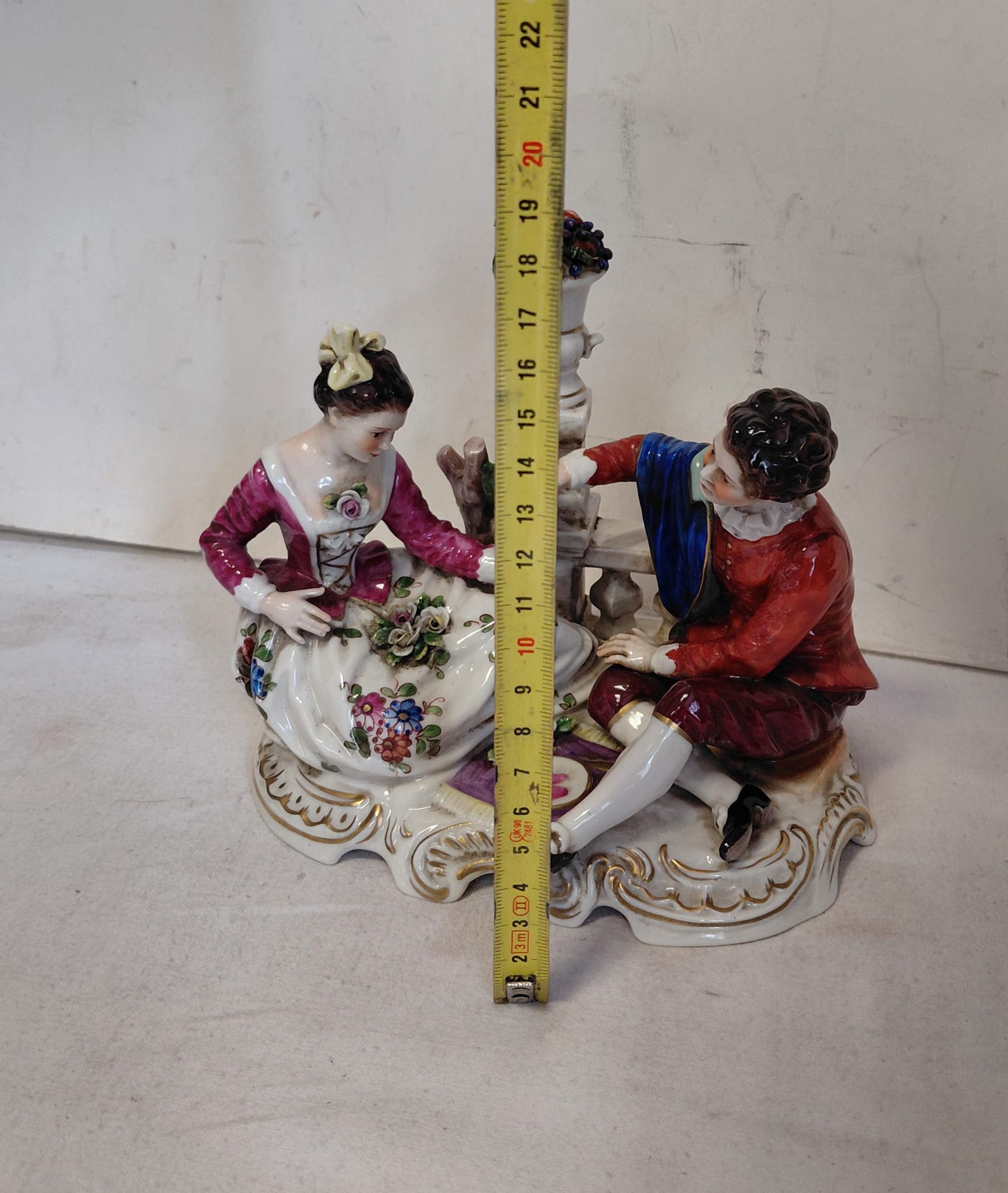 Statuina in Porcellana Capodimonte – Scena Galante del XVIII Secolo