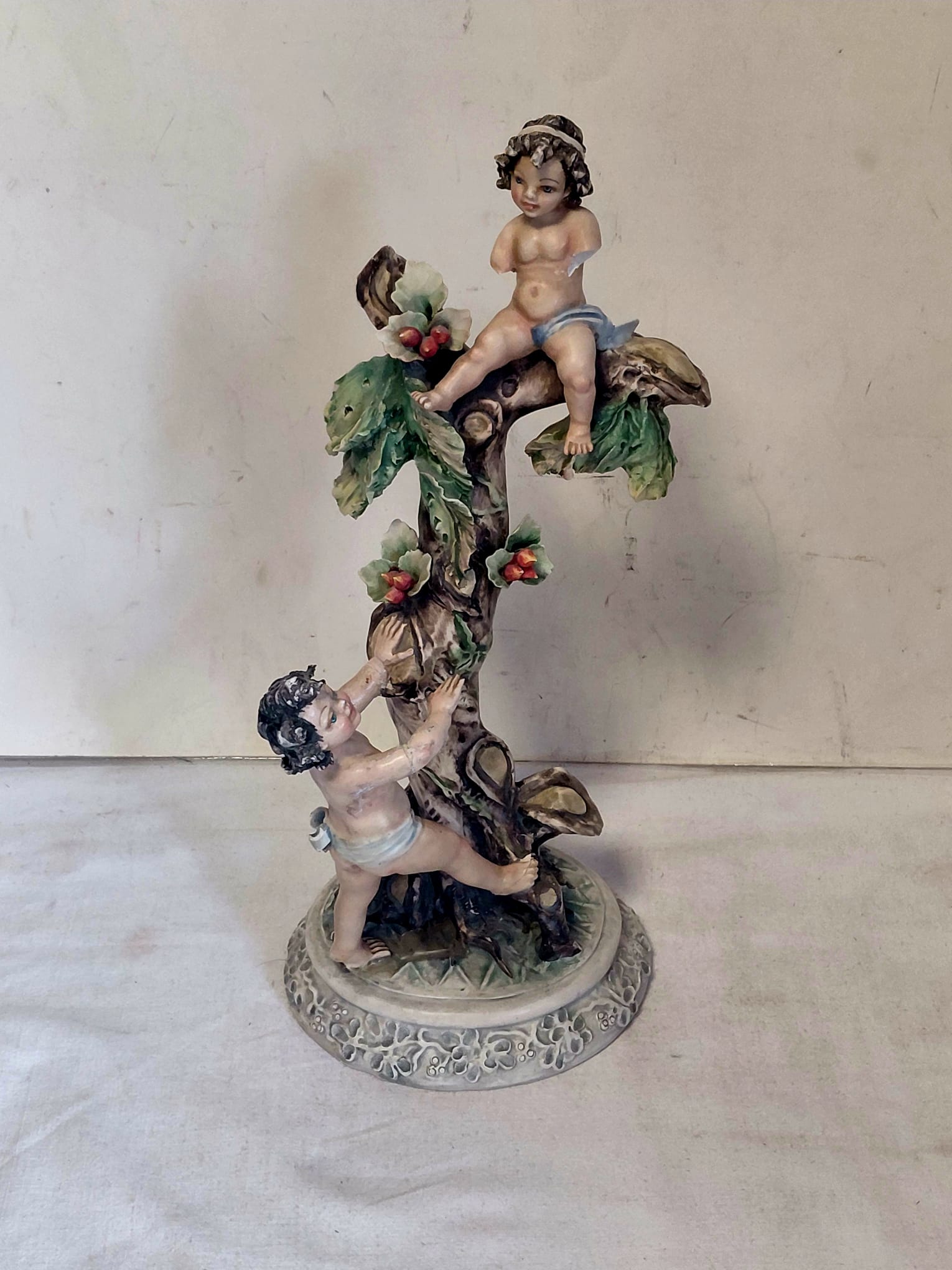 Statuina Decorativa con Putti su Albero in Porcellana Policroma