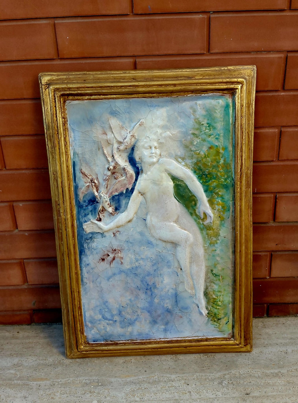 Bassorilievo Artistico “Figura Femminile con Iris” in Cornice Dorata