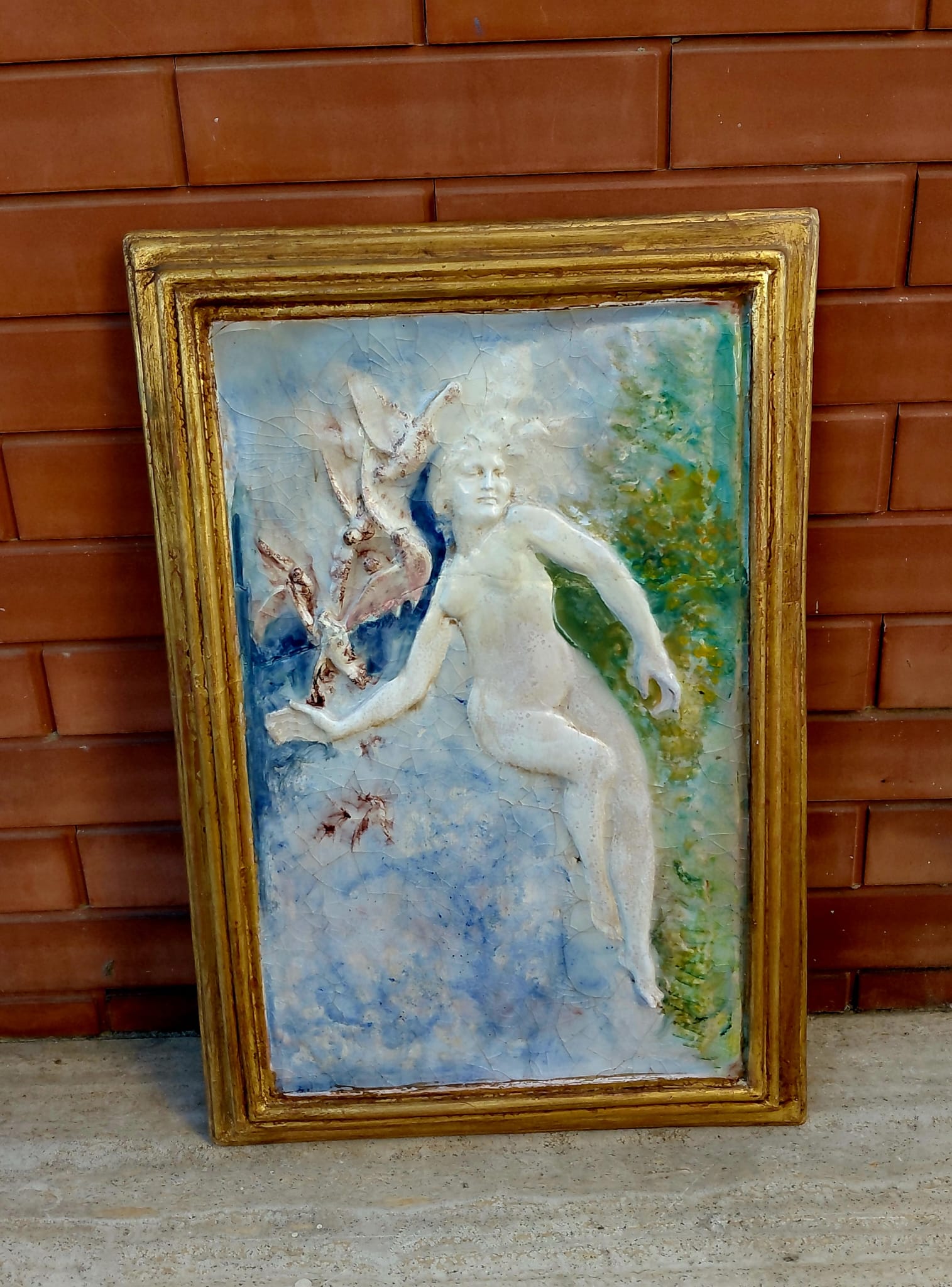Bassorilievo Artistico “Figura Femminile con Iris” in Cornice Dorata