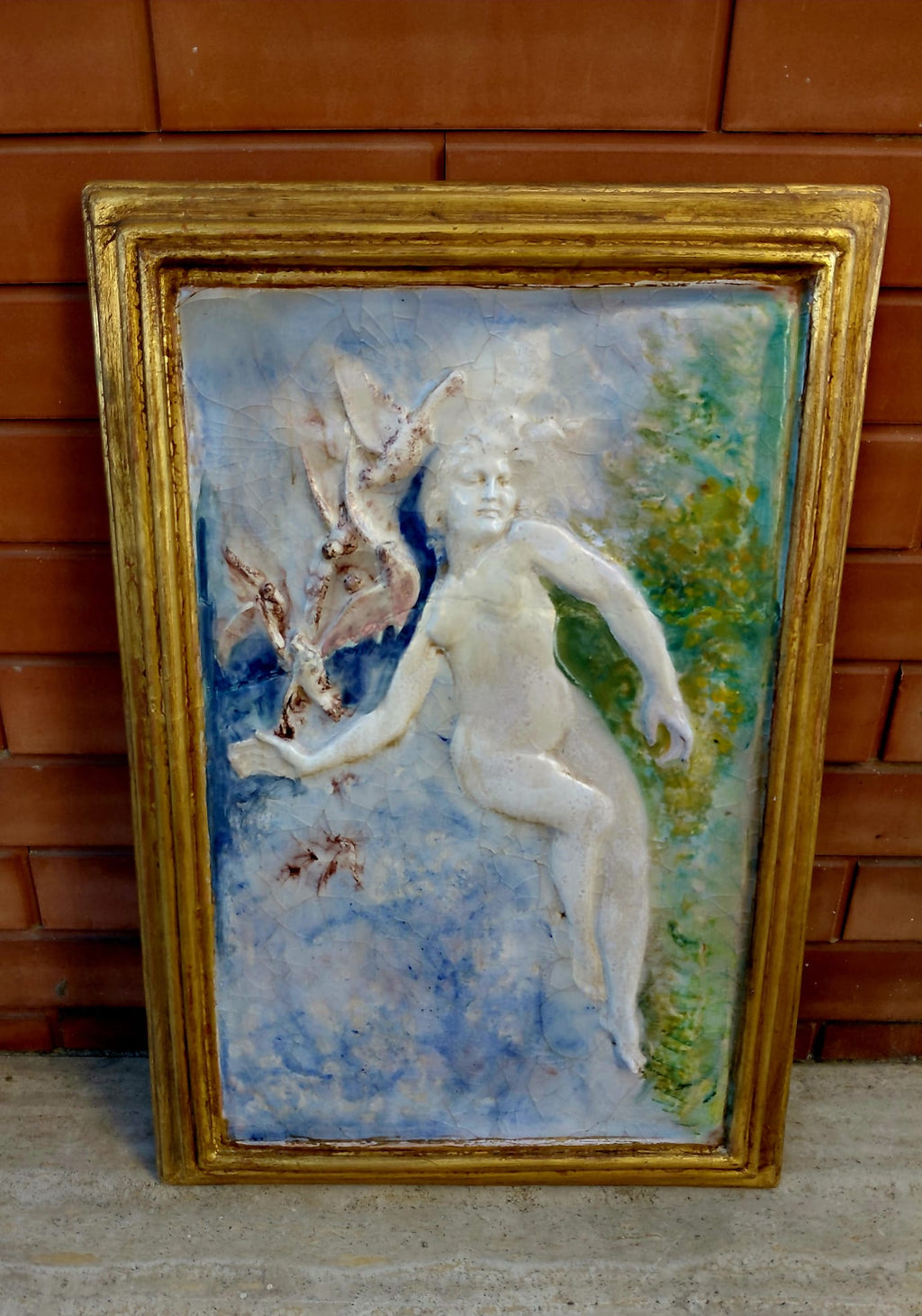 Bassorilievo Artistico “Figura Femminile con Iris” in Cornice Dorata