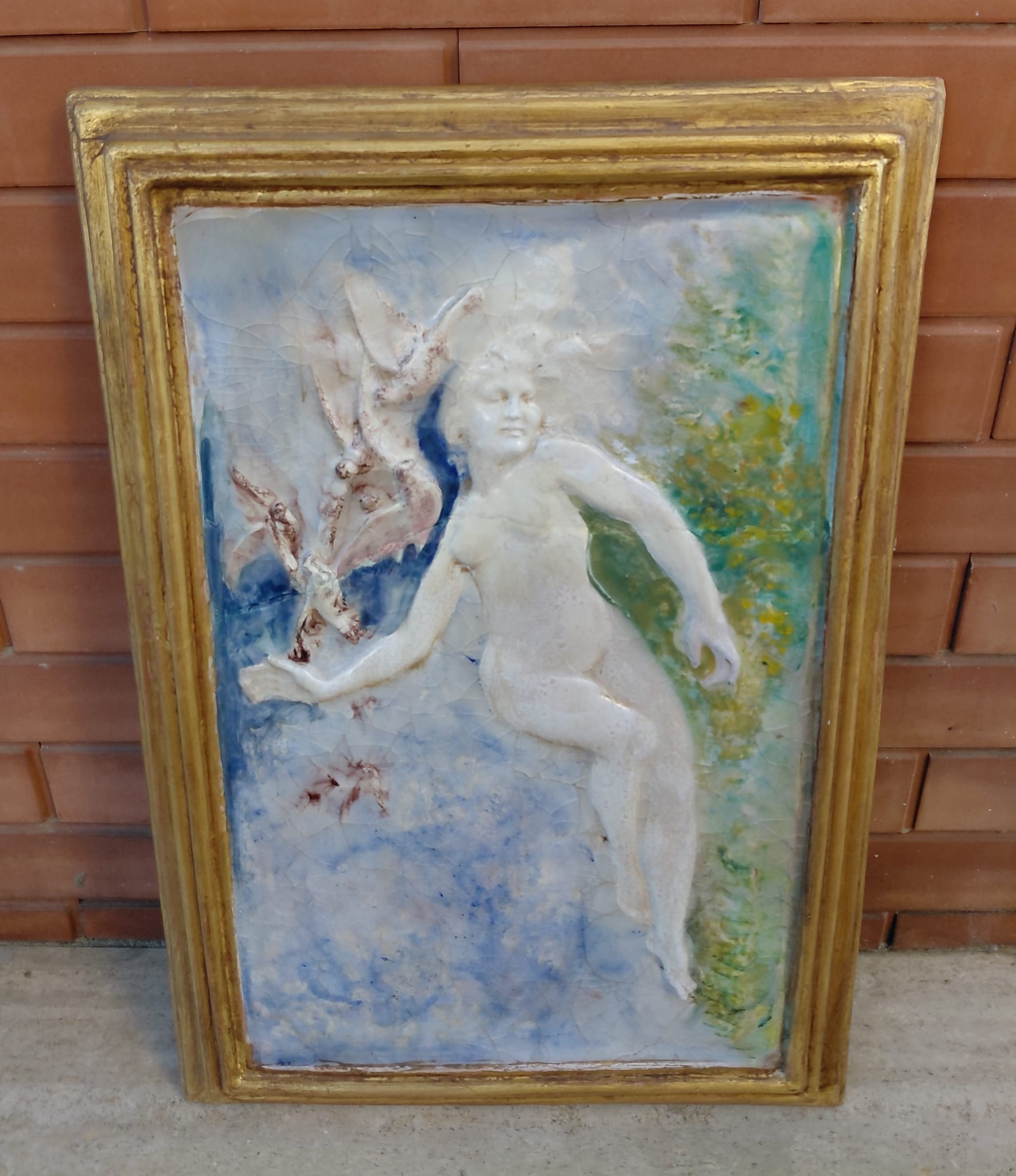 Bassorilievo Artistico “Figura Femminile con Iris” in Cornice Dorata