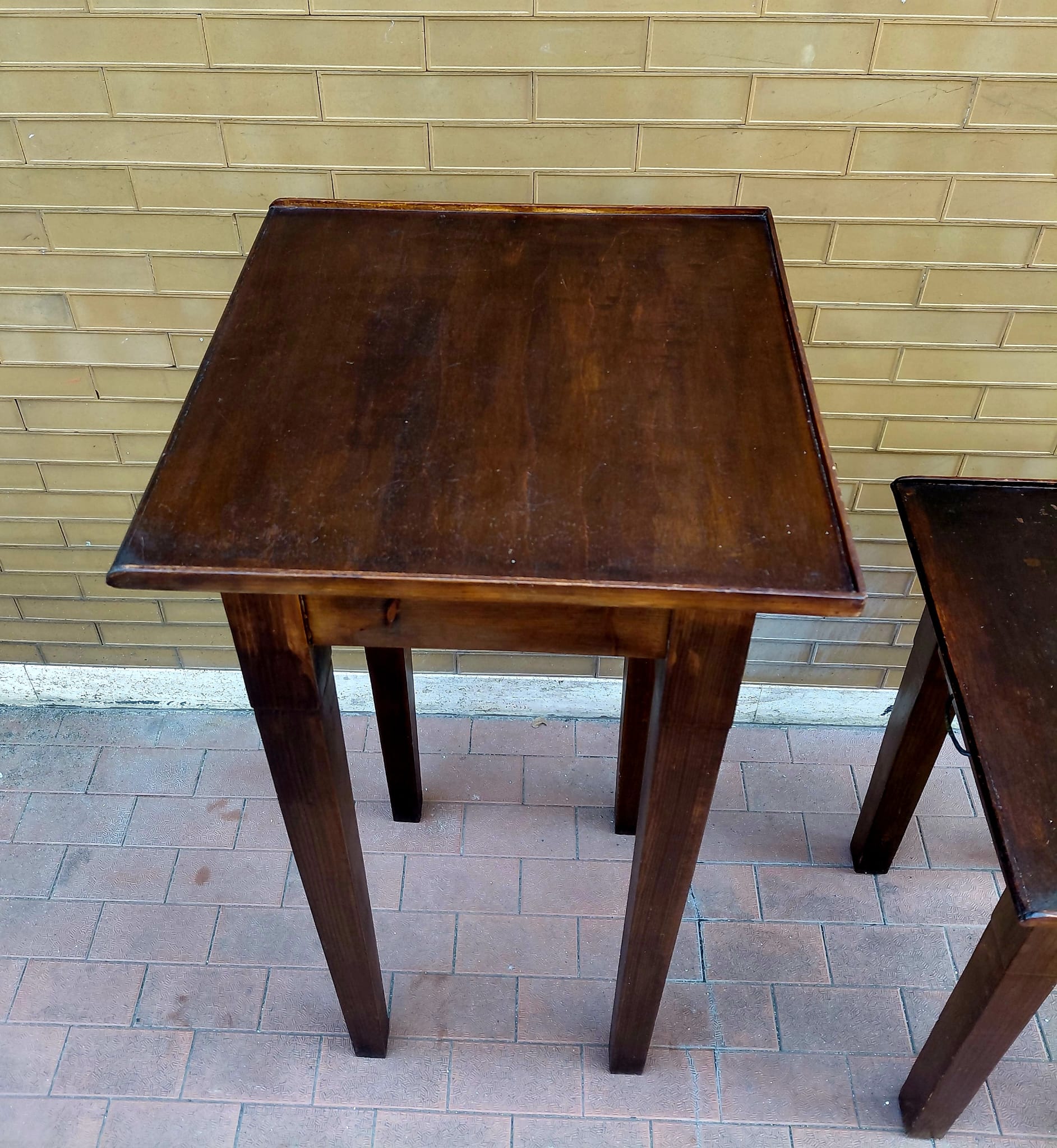 Tavolino quadrato in legno con cassetto