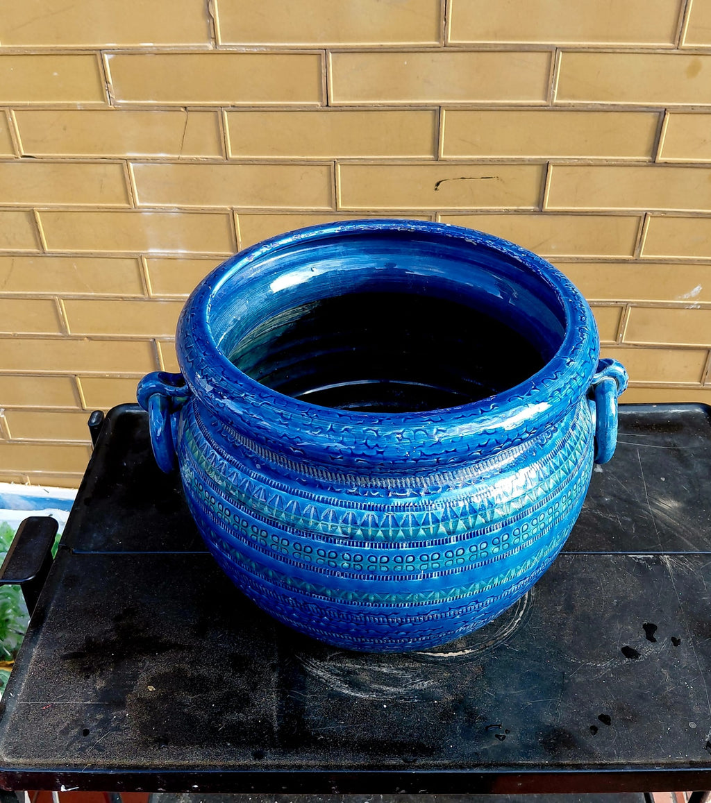 Grande vaso in ceramica smaltata blu decorata con manici