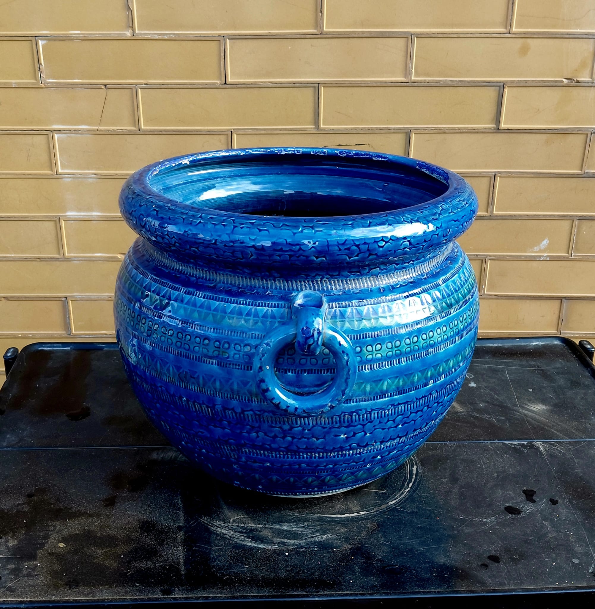 Grande vaso in ceramica smaltata blu decorata con manici