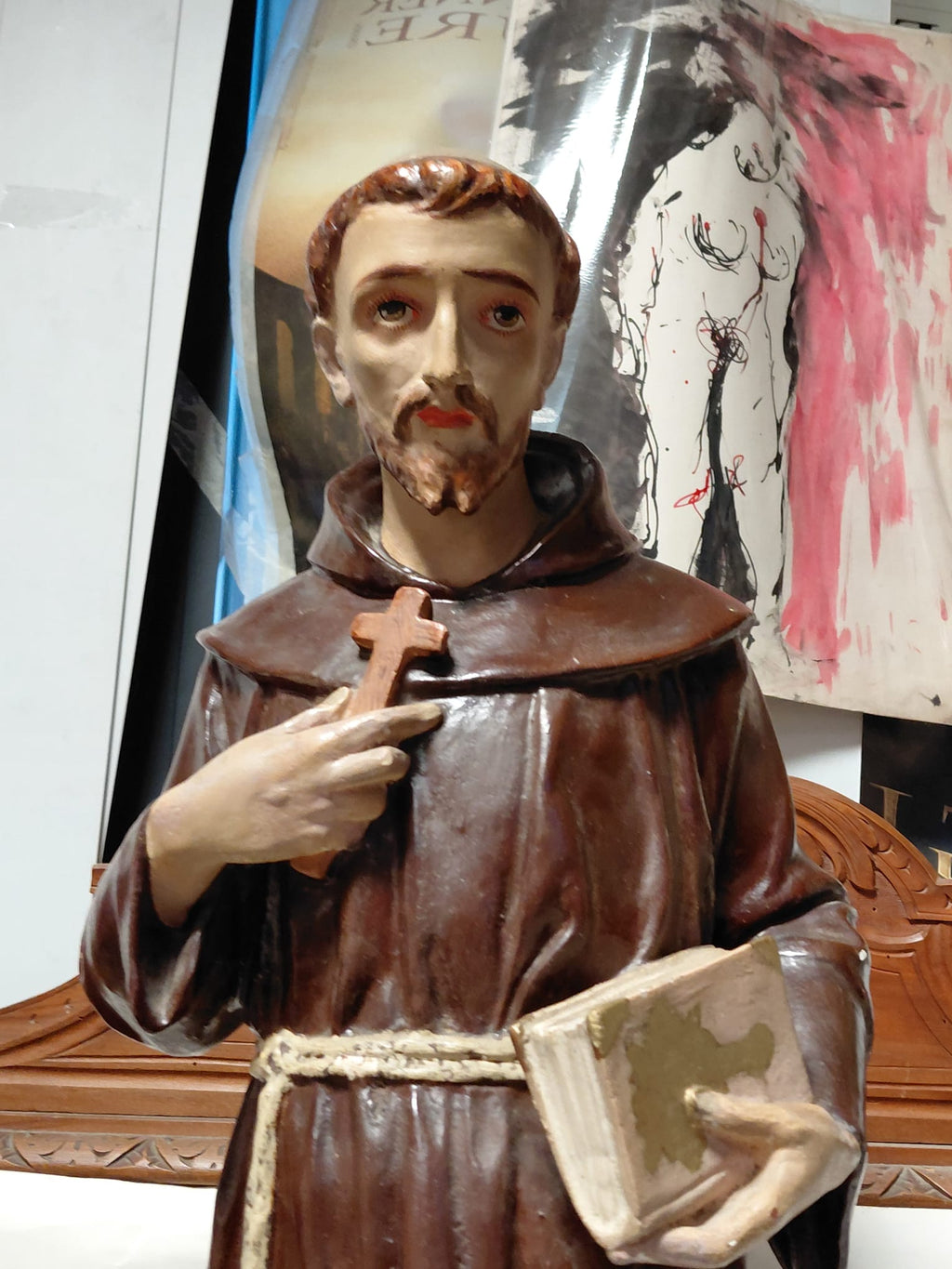 Statua religiosa in legno raffigurante Santo con croce e libro