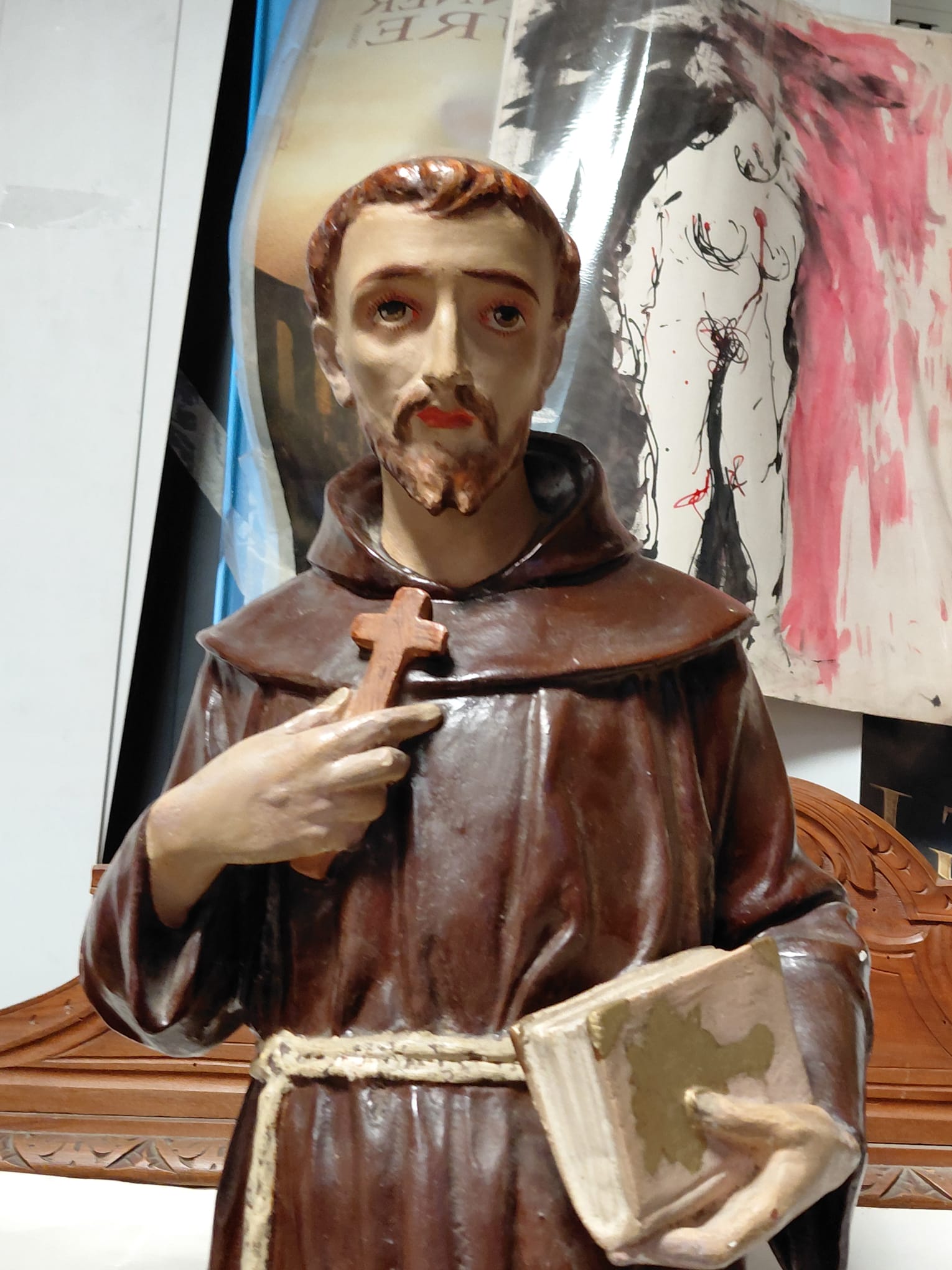 Statua religiosa in legno raffigurante Santo con croce e libro