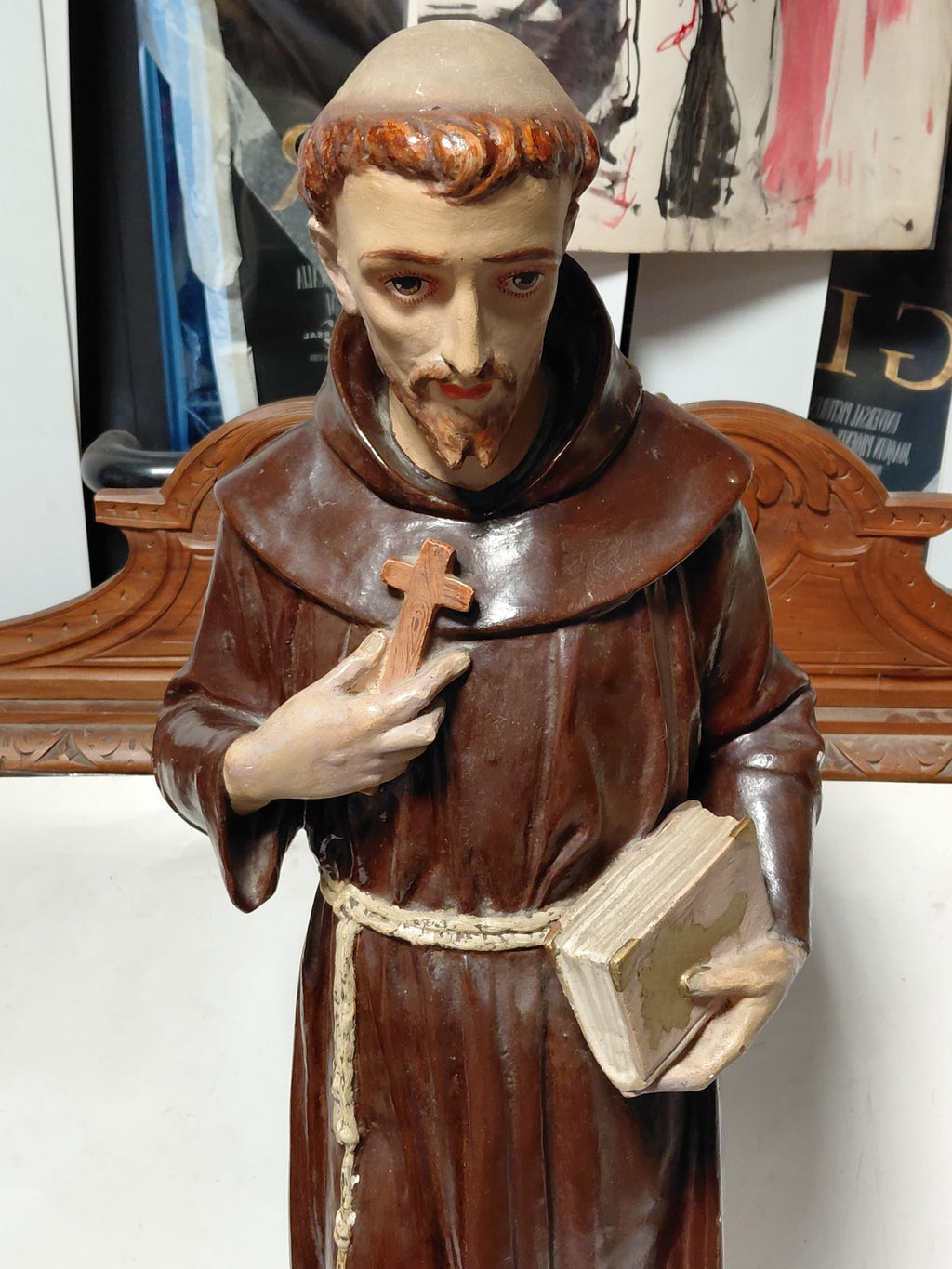 Statua religiosa in legno raffigurante Santo con croce e libro