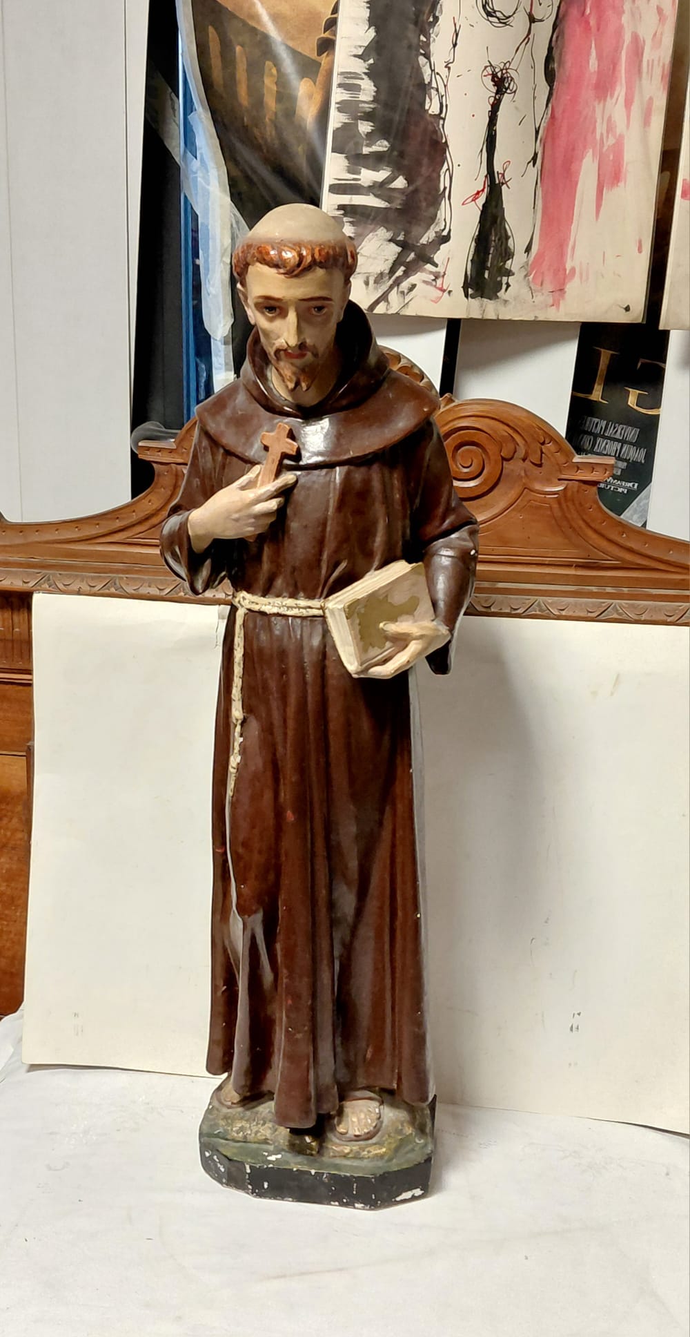 Statua religiosa in legno raffigurante Santo con croce e libro