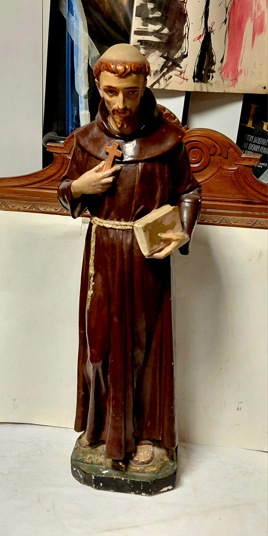 Statua religiosa in legno raffigurante Santo con croce e libro