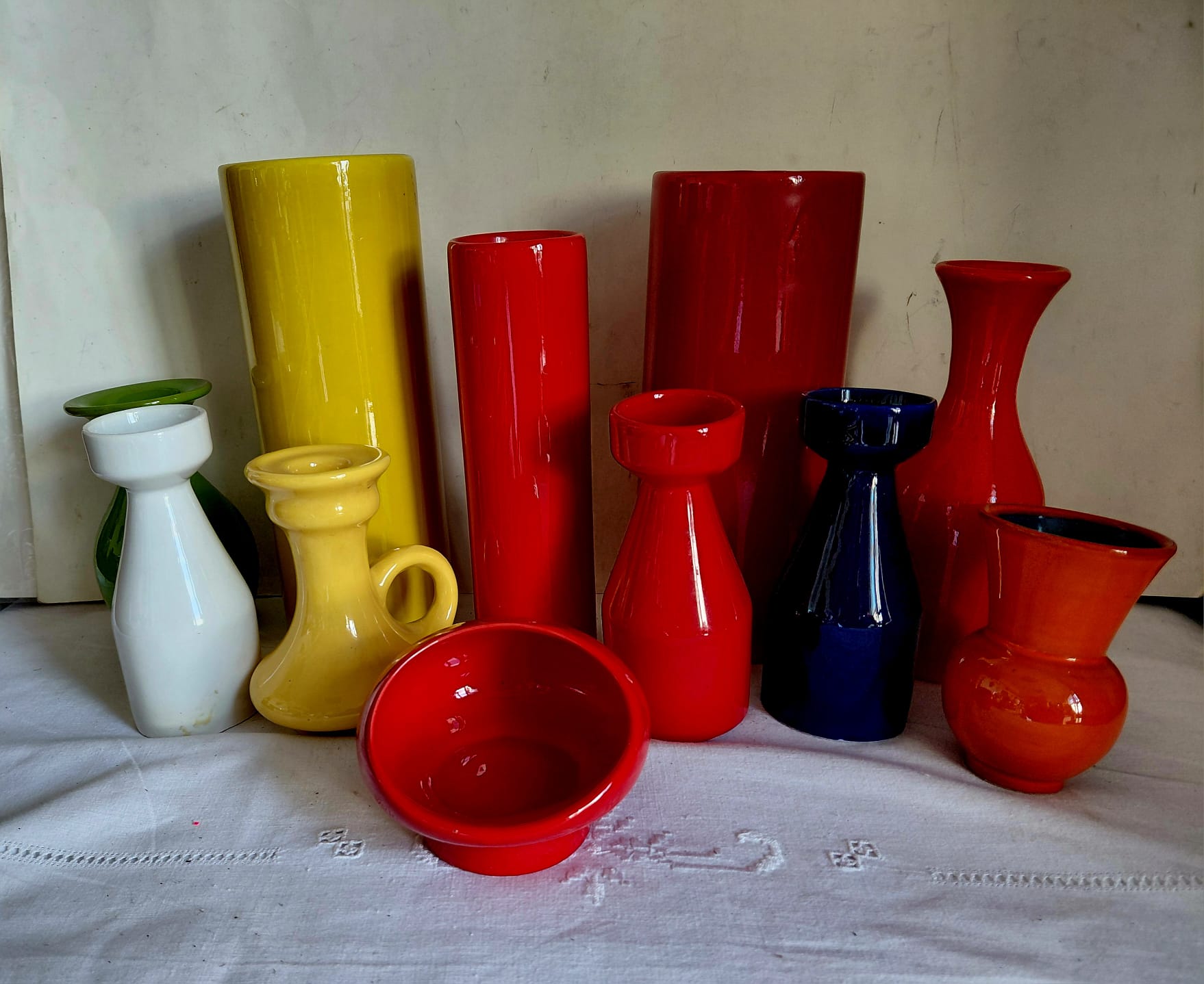Lotto di vasi e brocche in ceramica vintage colorate