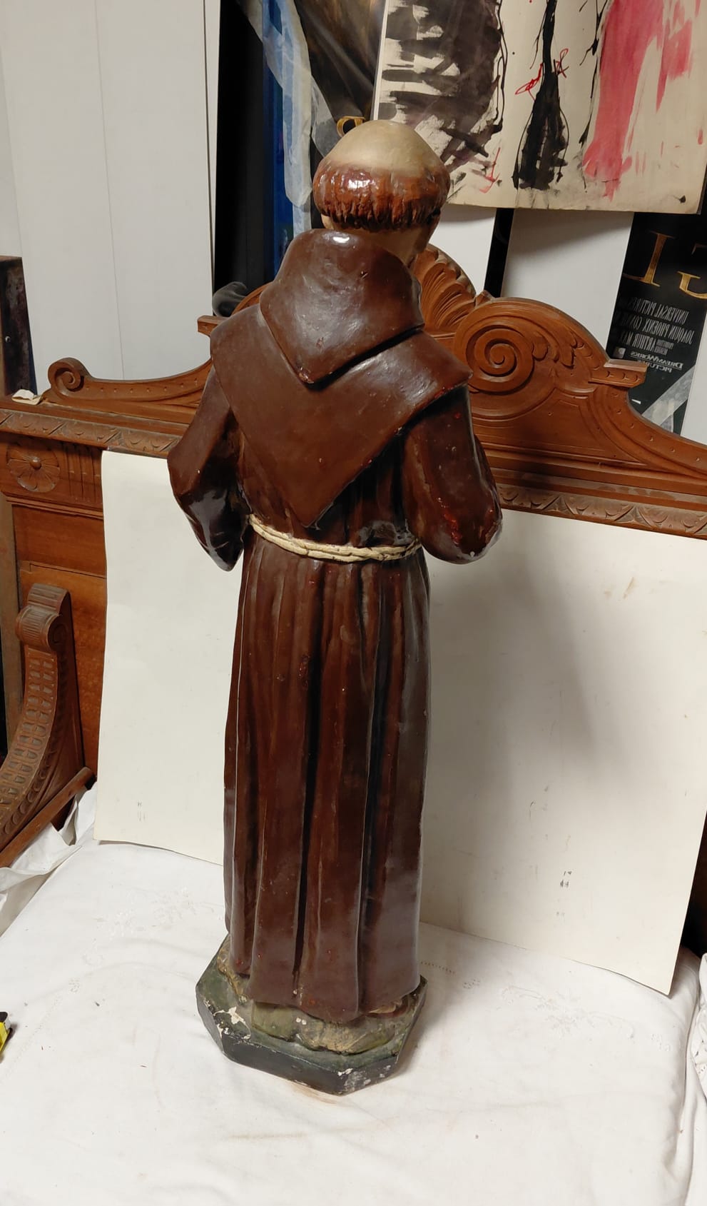 Statua religiosa in legno raffigurante Santo con croce e libro
