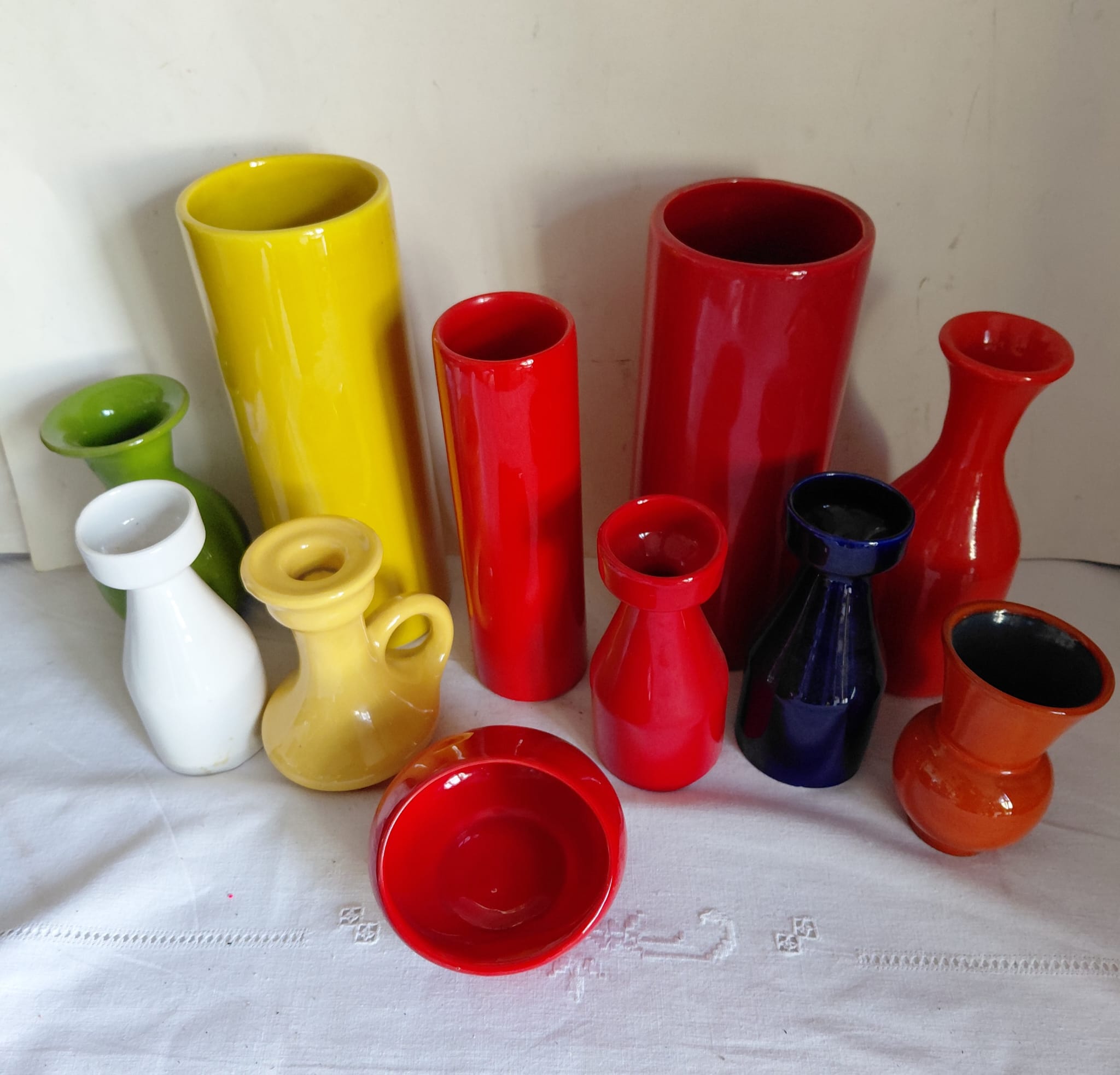 Lotto di vasi e brocche in ceramica vintage colorate
