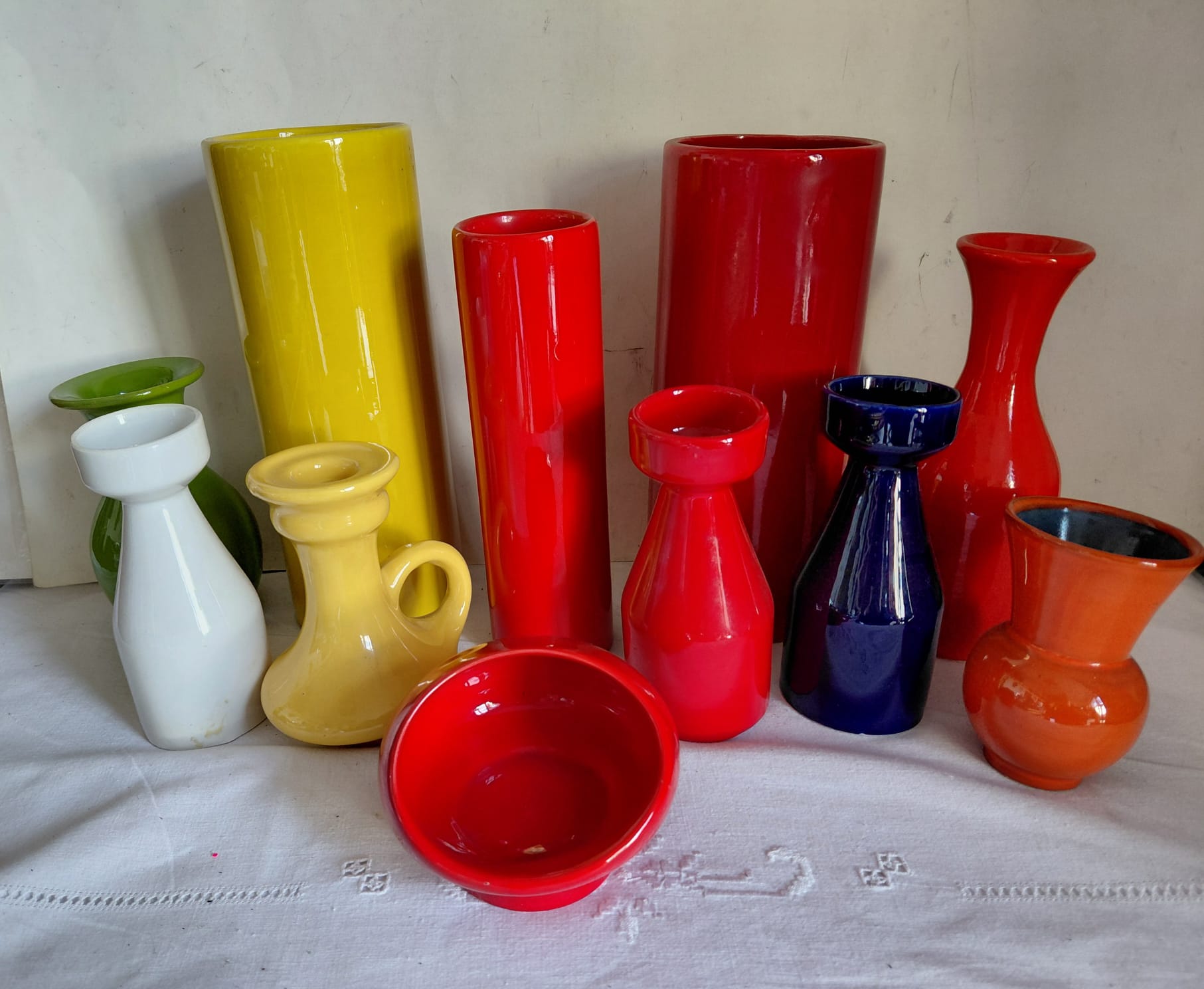 Lotto di vasi e brocche in ceramica vintage colorate