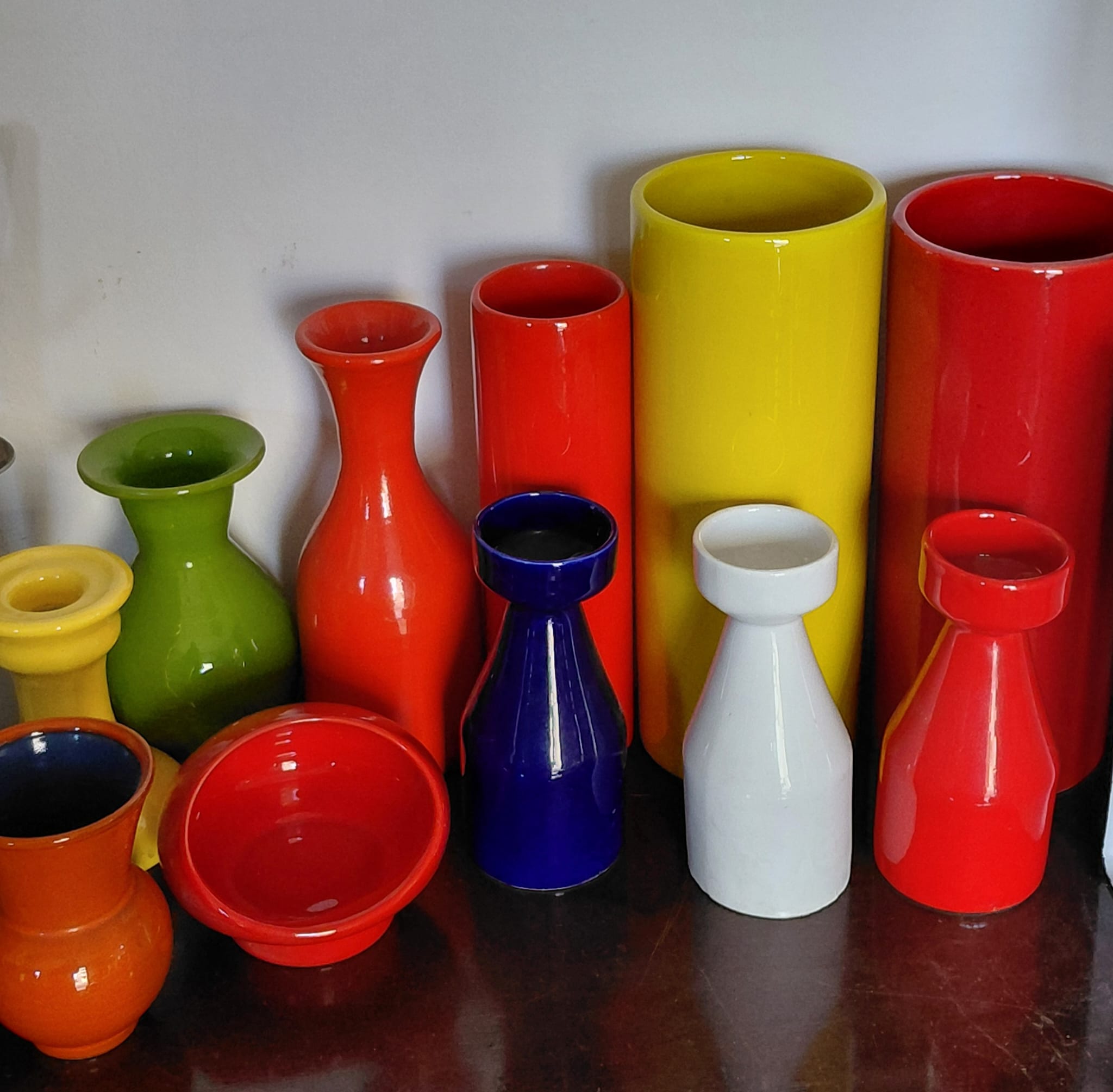 Lotto di vasi e brocche in ceramica vintage colorate