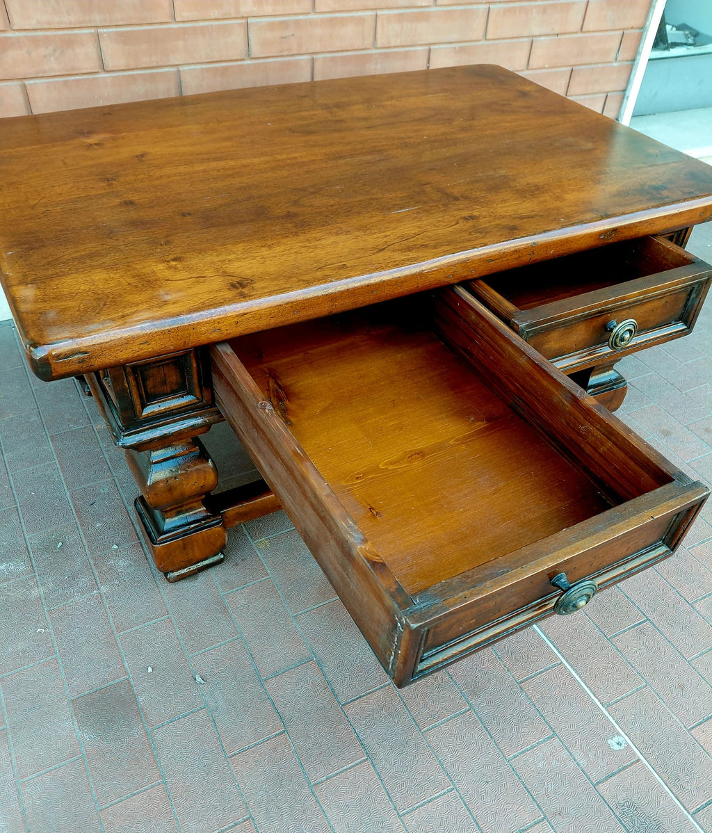Tavolo in legno massello stile classico con cassetto