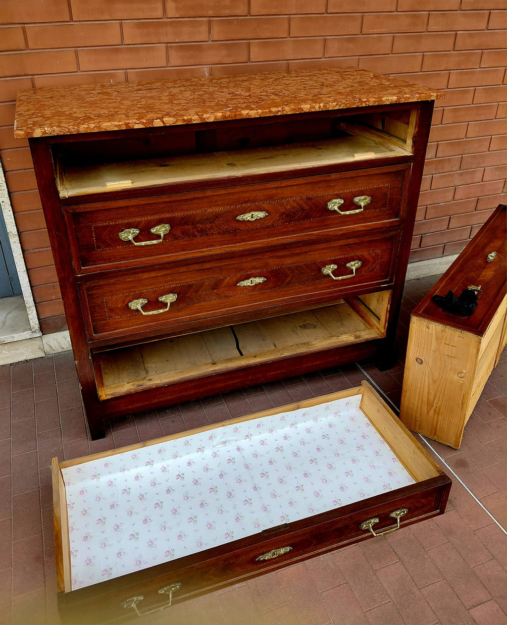 Cassettiera comò in legno con piano in marmo