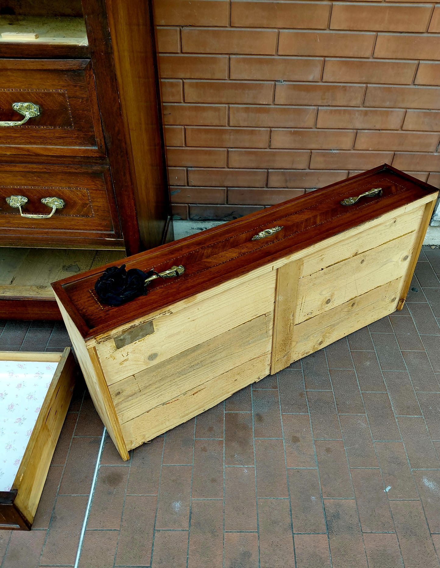 Cassettiera comò in legno con piano in marmo