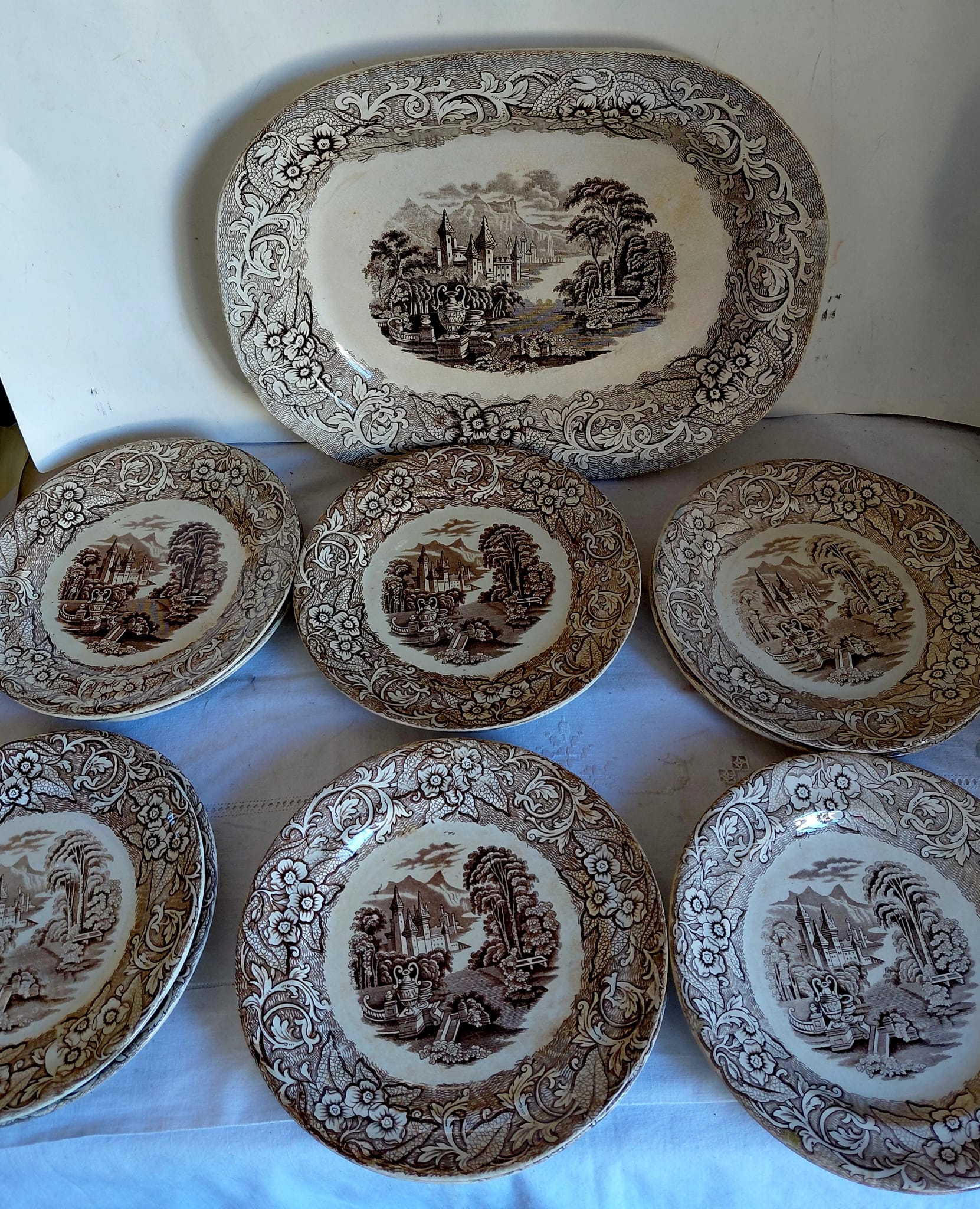Servizio di piatti vintage in ceramica decorata