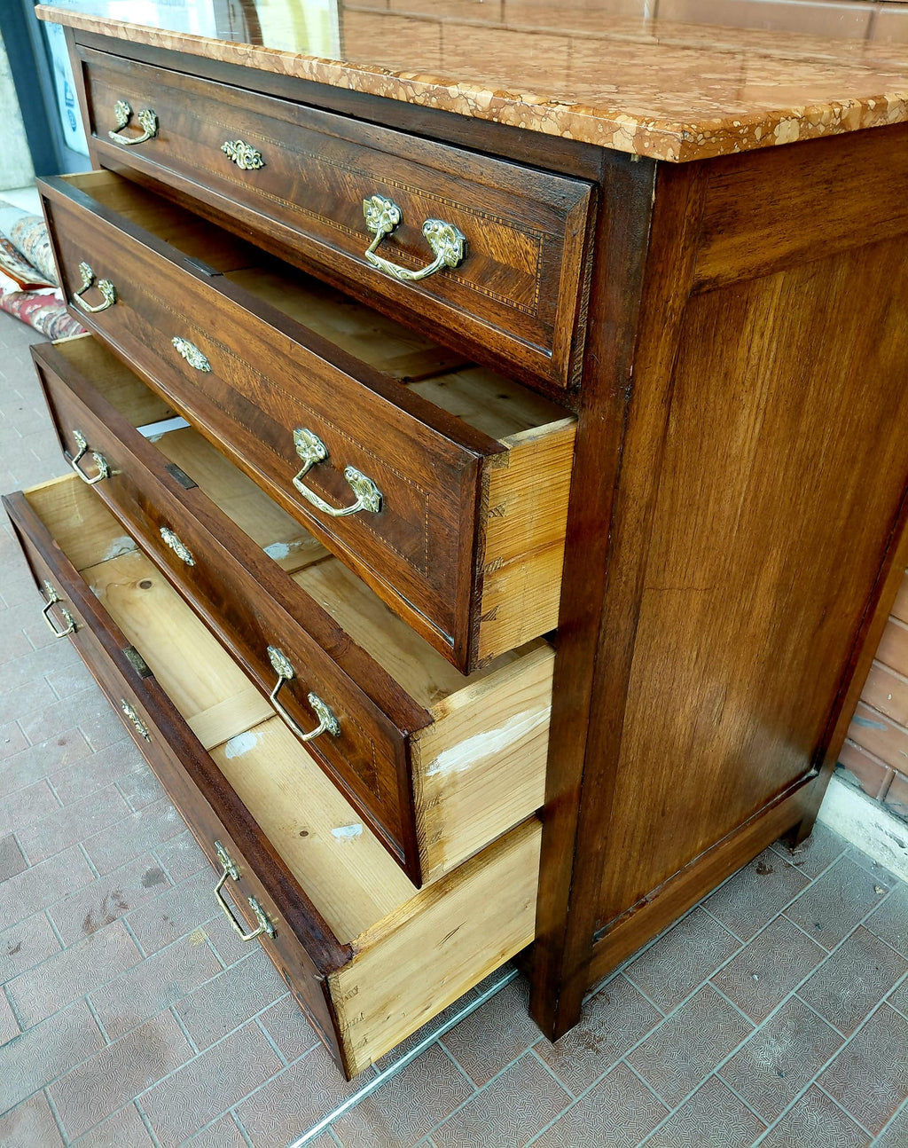Cassettiera comò in legno con piano in marmo