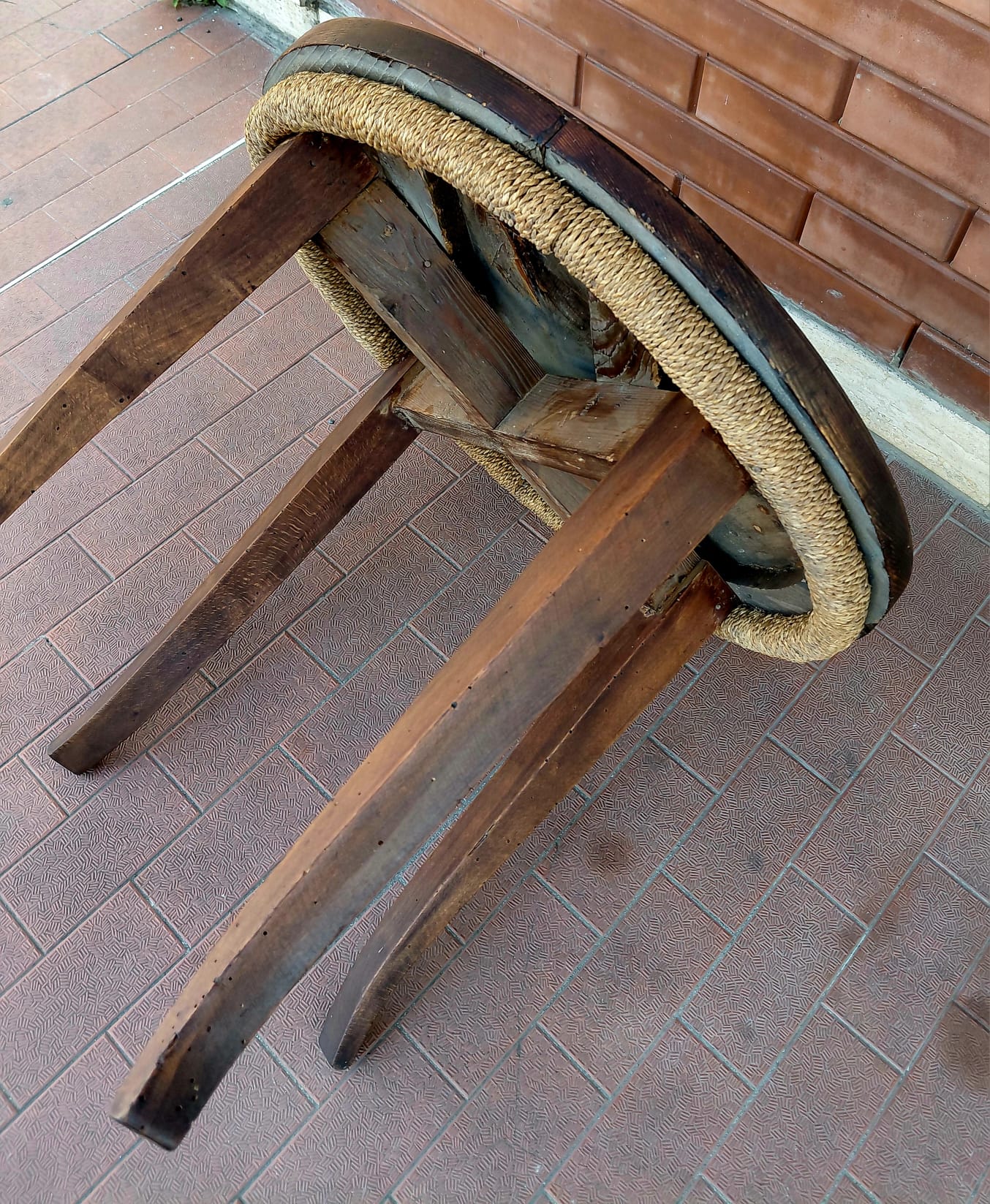 Tavolo rotondo in legno stile rustico