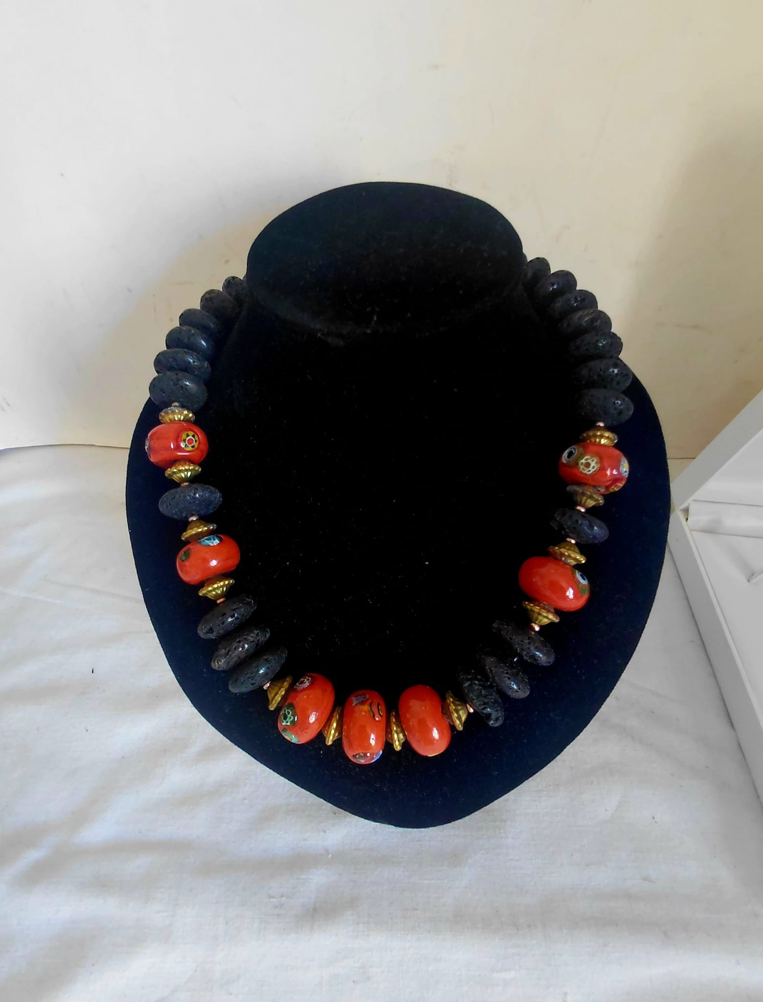 Collana artigianale con pietra lavica e perle decorative