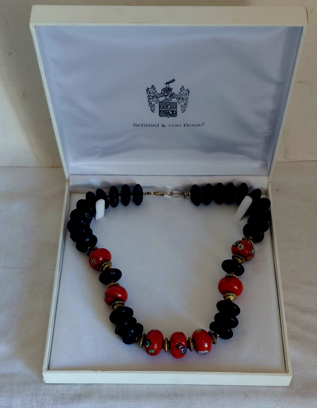Collana artigianale con pietra lavica e perle decorative