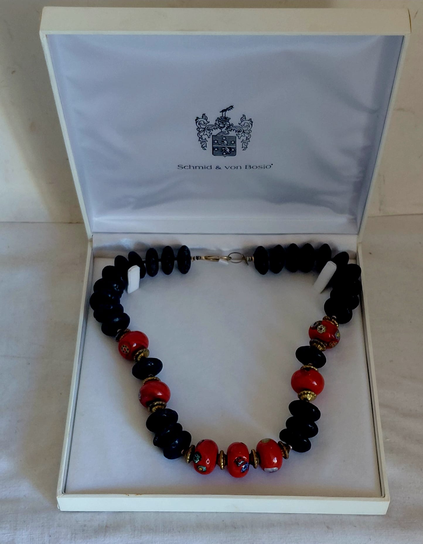 Collana artigianale con pietra lavica e perle decorative