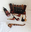 Collezione di pipe in legno con espositore