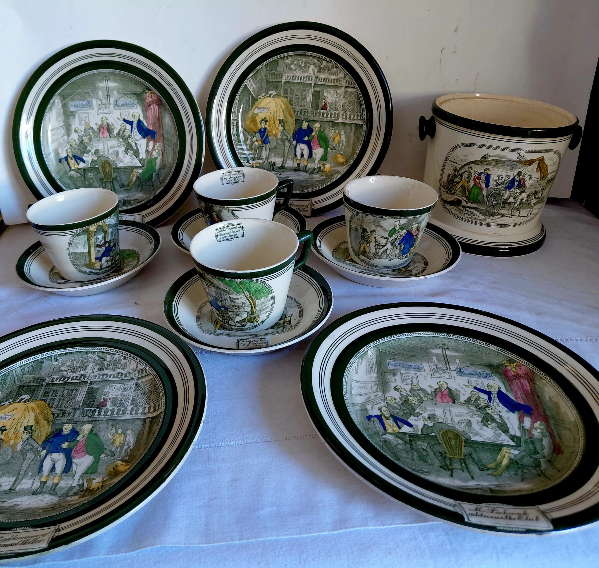 Servizio vintage in ceramica decorata con scene d'epoca
