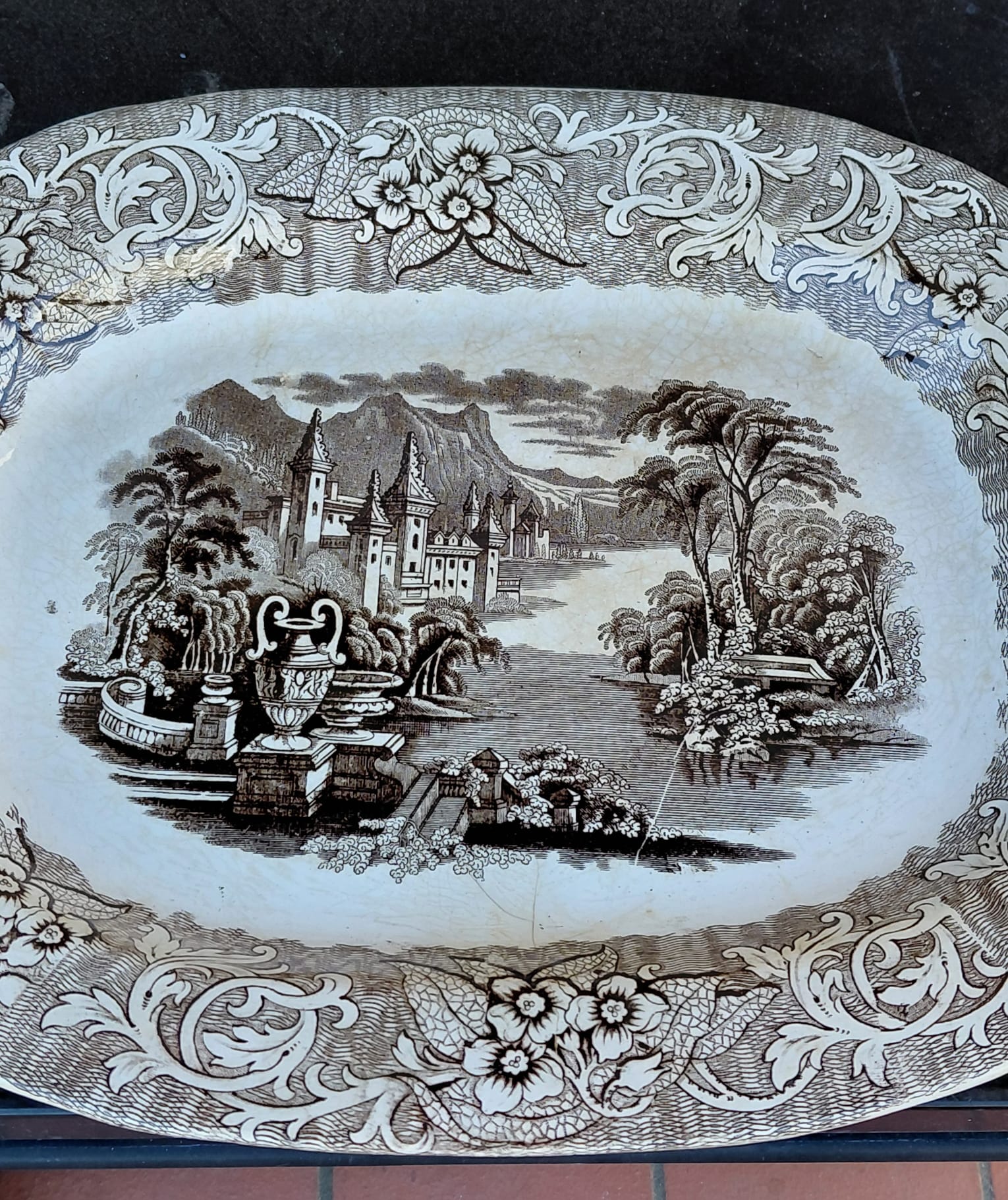 Piatto da portata vintage in ceramica decorata