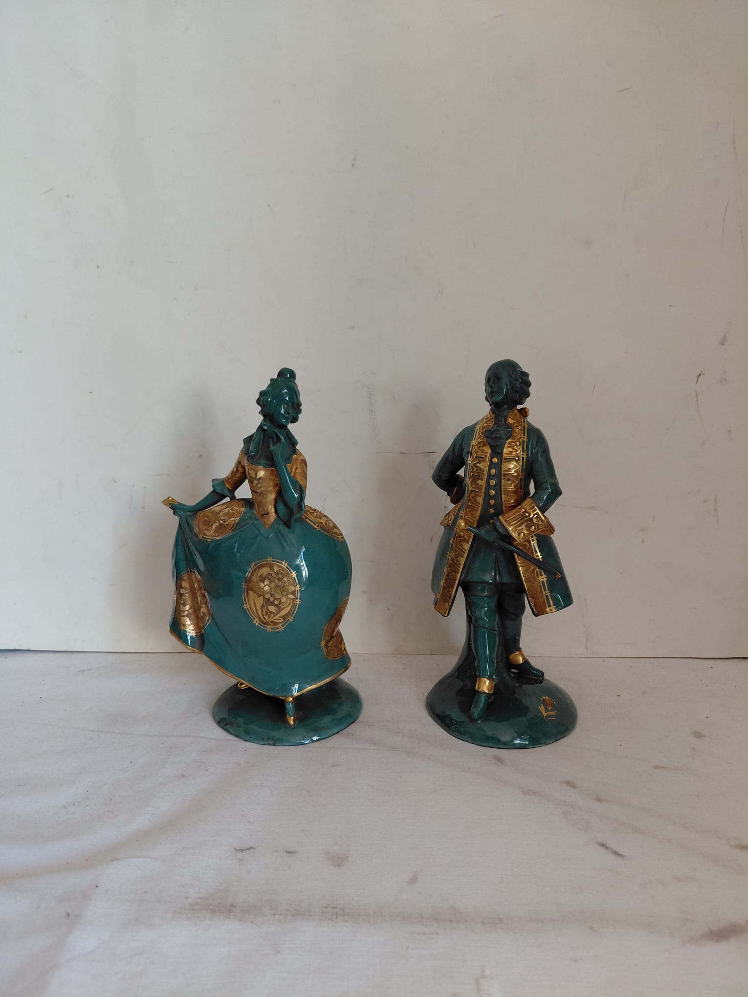 Coppia di statuine decorative in ceramica
