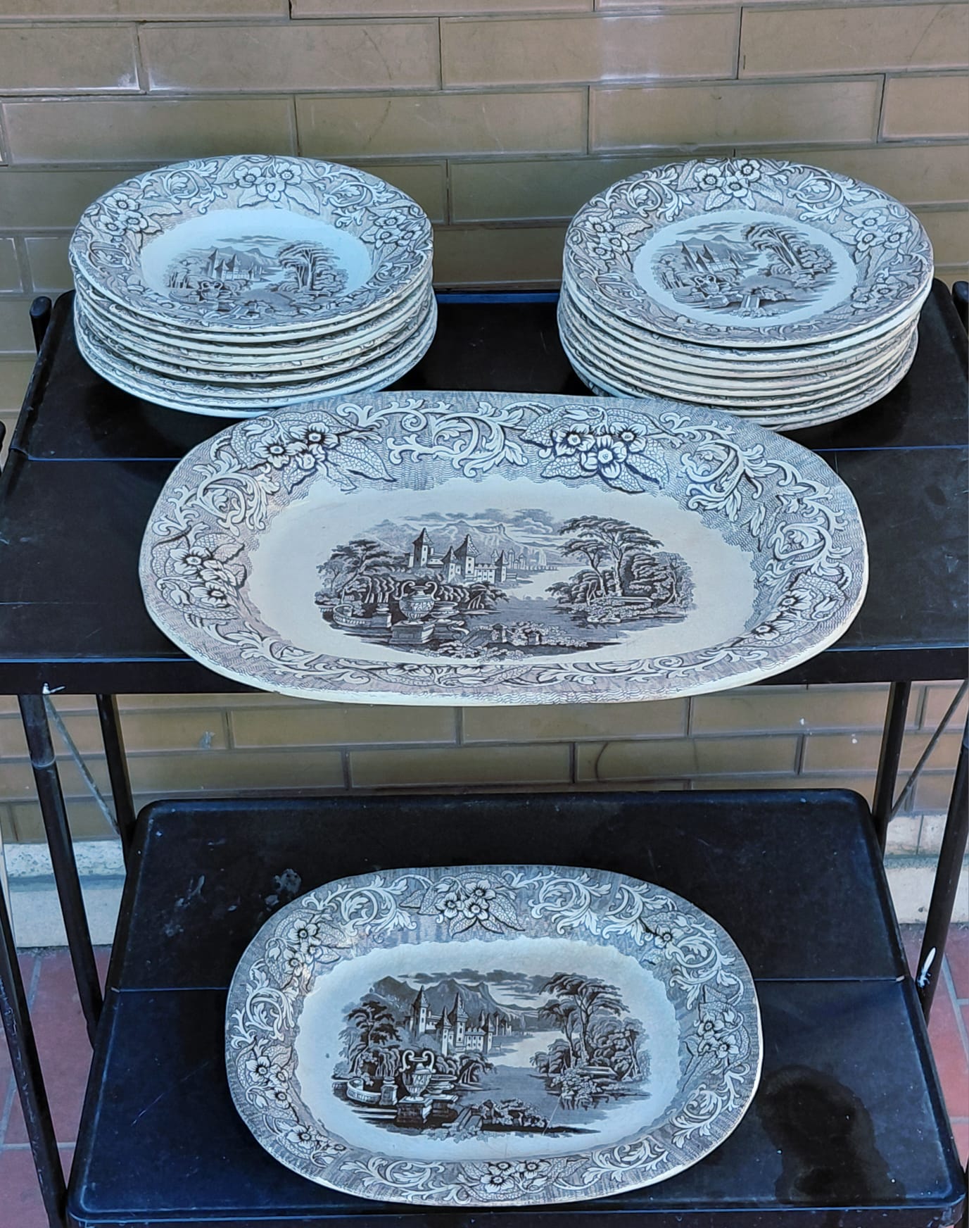 Servizio vintage di piatti in ceramica decorata