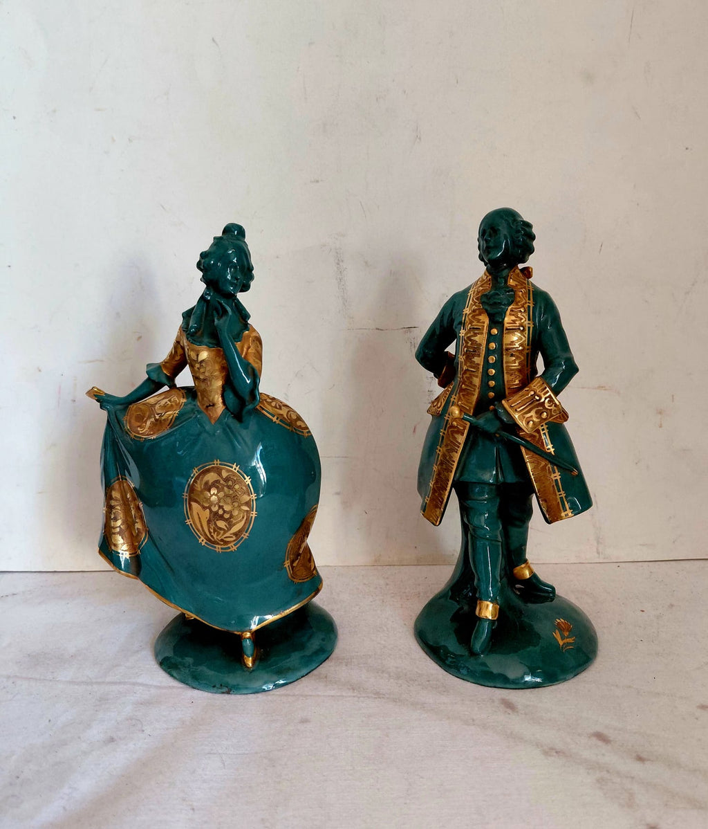 Coppia di statuine decorative in ceramica